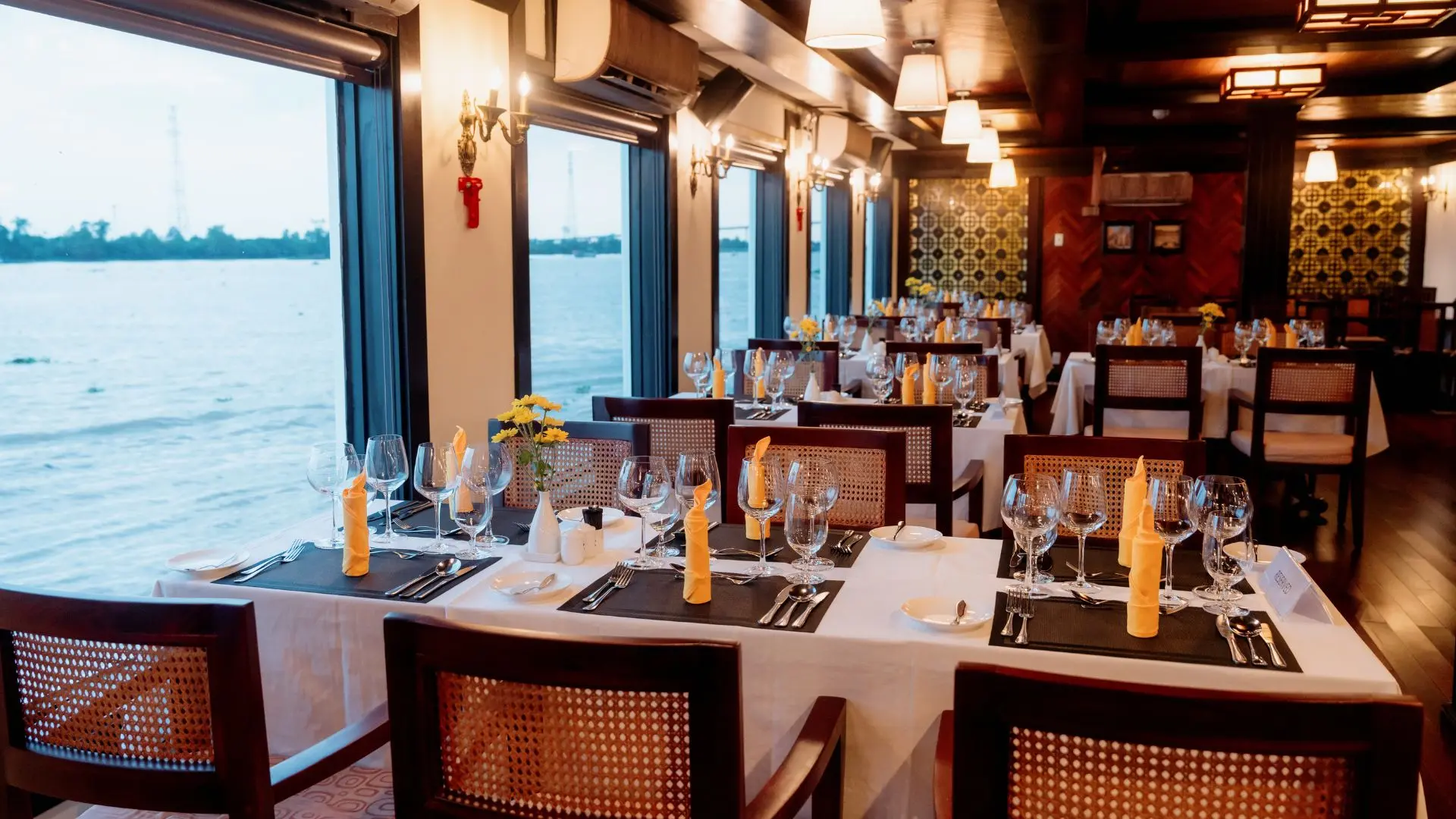 nhà hàng mekong mang đến không gian dùng bữa sang trọng