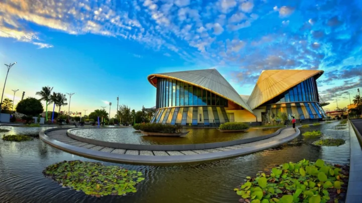 Nhà hát ba nón lá Cao Văn Lầu Bạc Liêu nhìn từ bên ngoài - tour cần thơ an giang