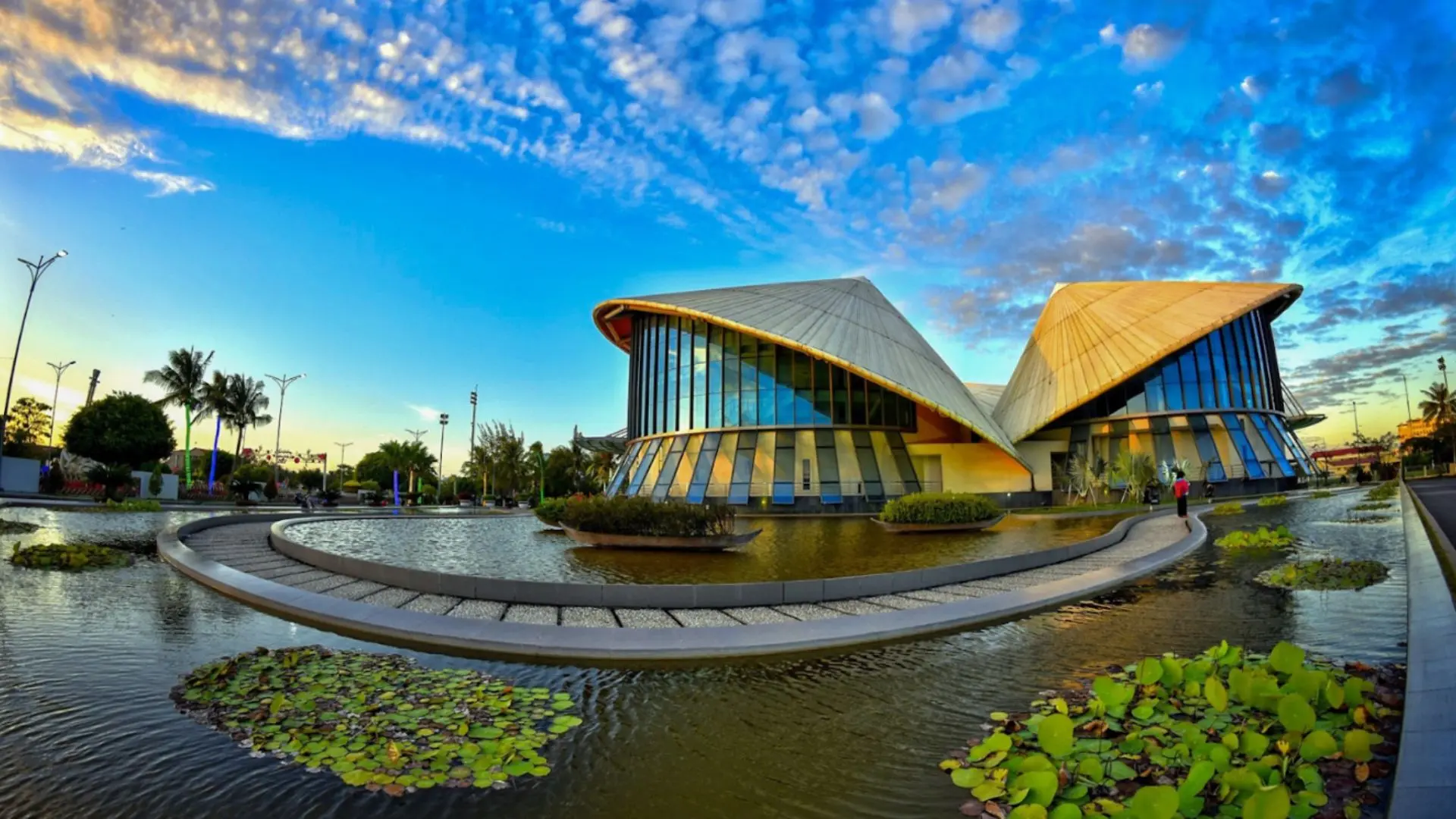 Nhà hát ba nón lá Cao Văn Lầu Bạc Liêu nhìn từ bên ngoài - tour cần thơ an giang