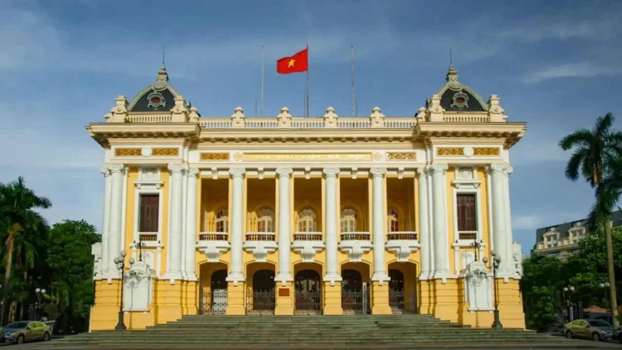 chụp ảnh cùng nhà hát lớn hà nội