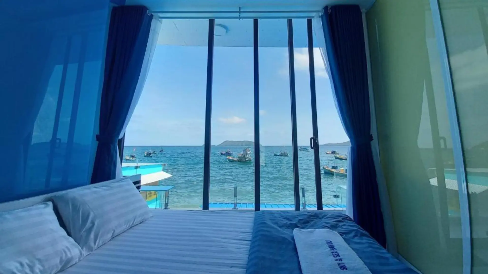Phòng ngủ view biển tại nhà nghỉ Sky and Sea Nam Du