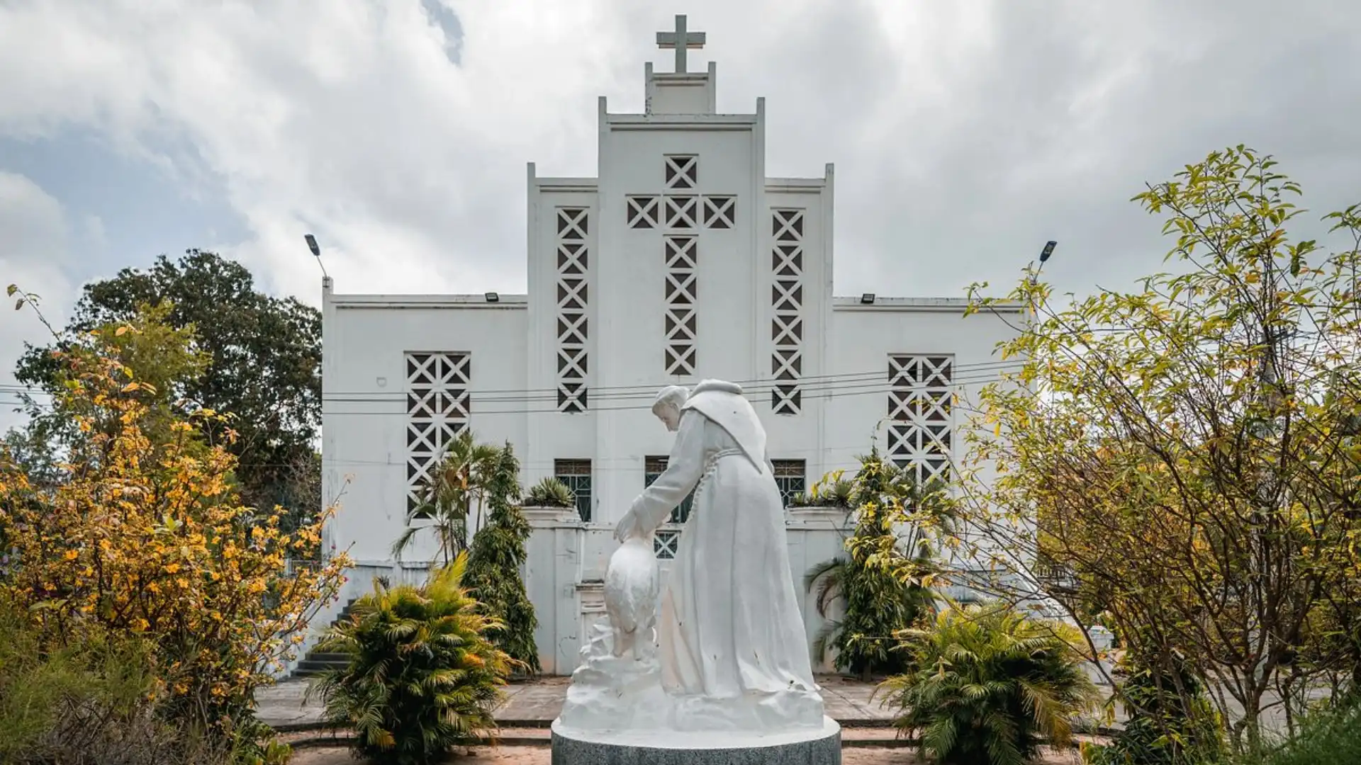 Nhà thờ cổ có gam màu tự nhiên