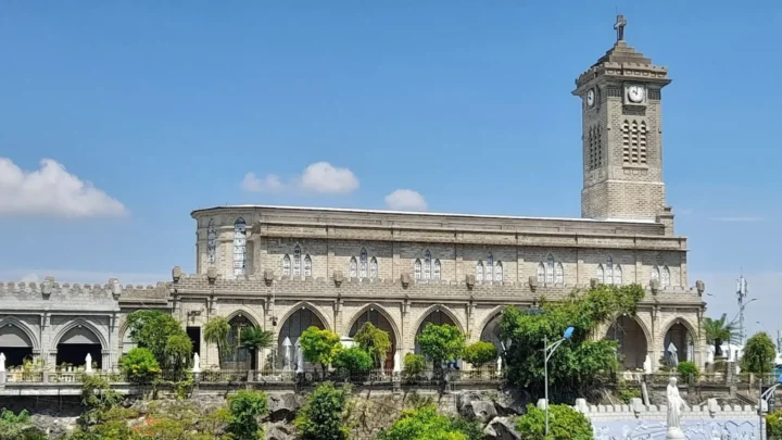 Tham quan Nhà thờ Đá giữa hành trình Cần Thơ Nha Trang