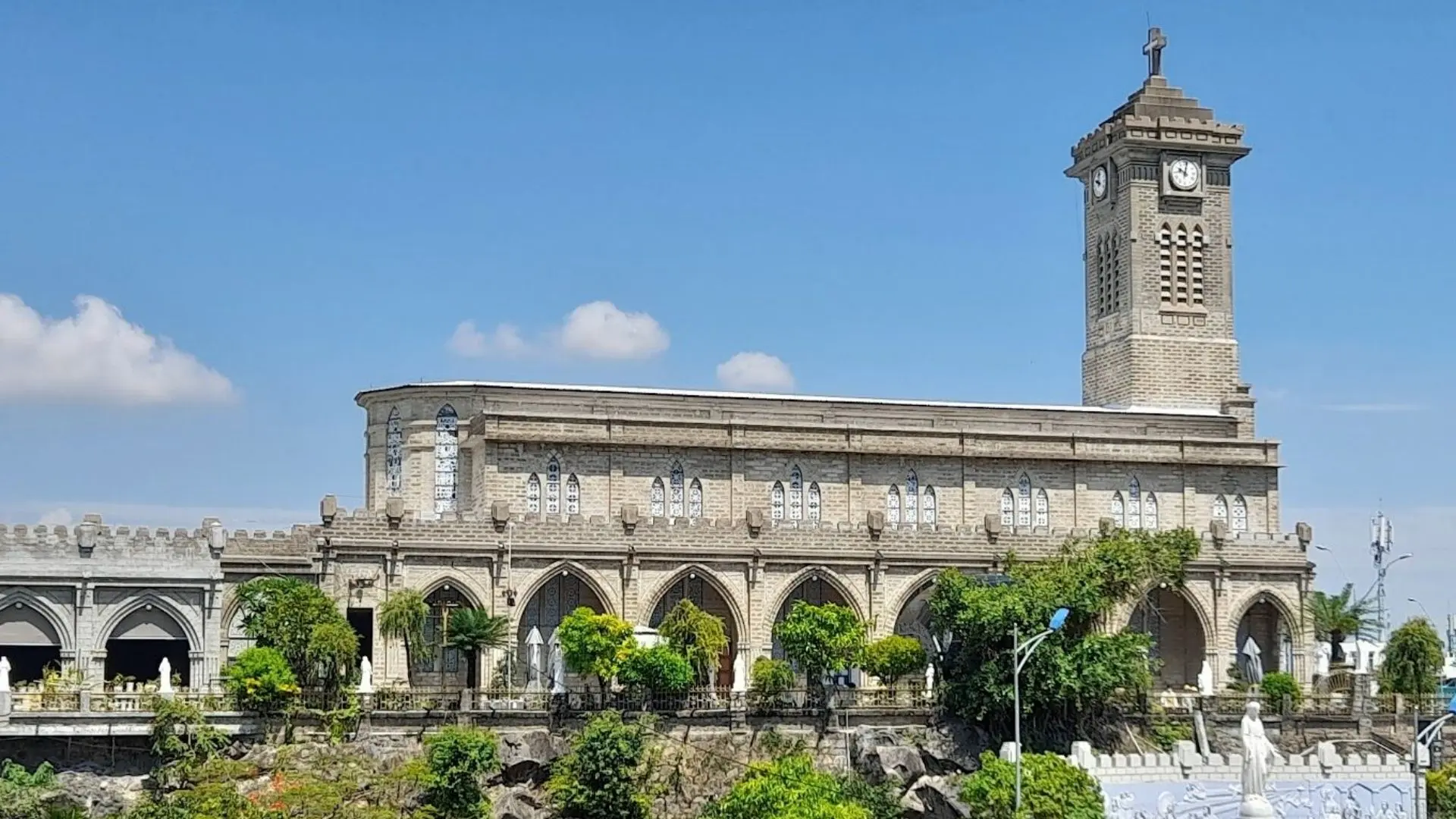 Tham quan Nhà thờ Đá giữa hành trình Cần Thơ Nha Trang