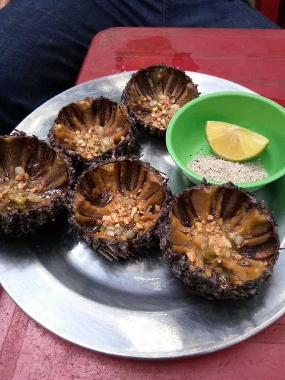 Nhum biển nướng - đặc sản đảo Bà Lụa Kiên Giang thu hút nhiều du khách nếm thử