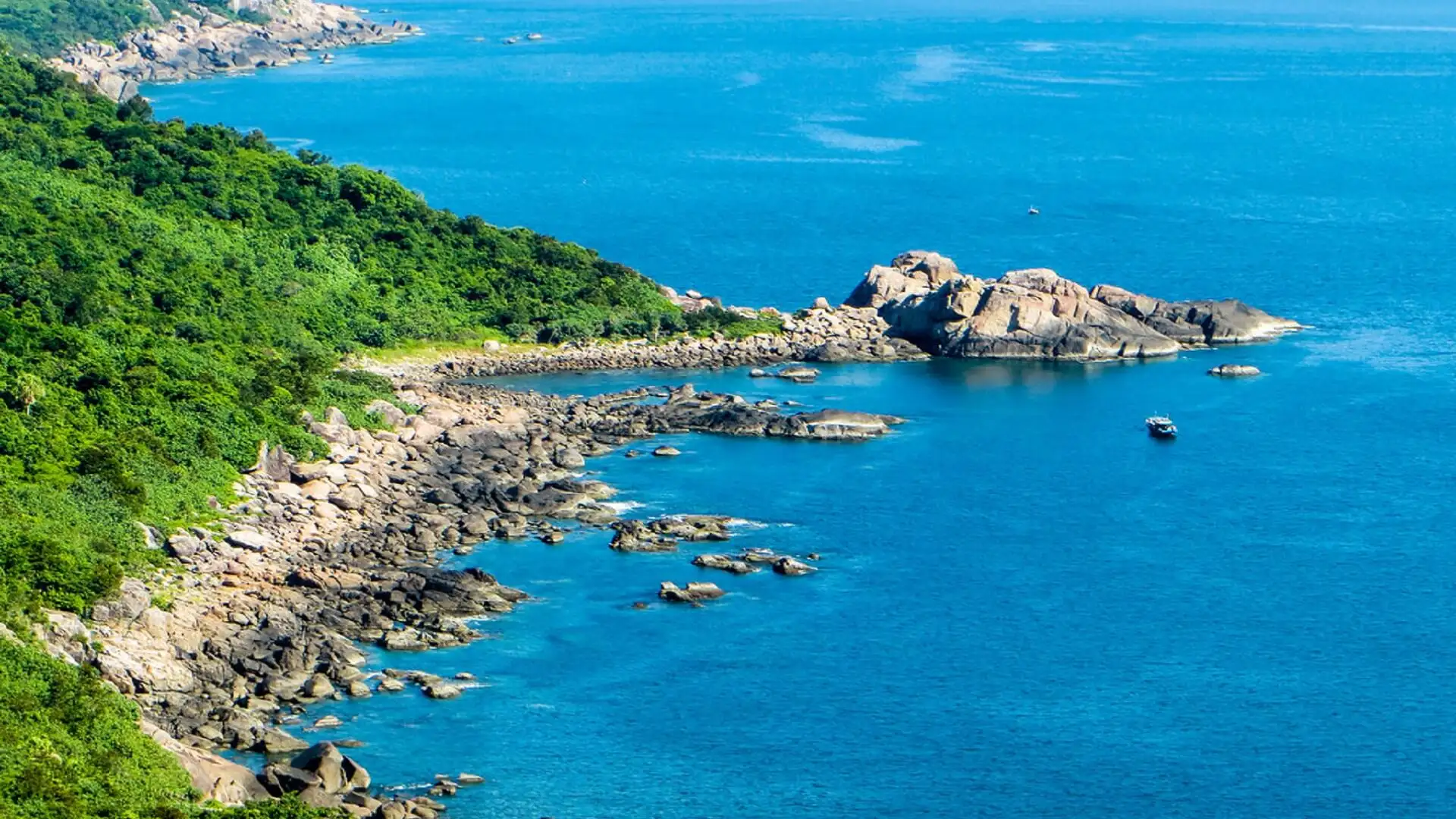 Những ghềnh đá chạy dọc bờ biển tại Ghềnh Ráng