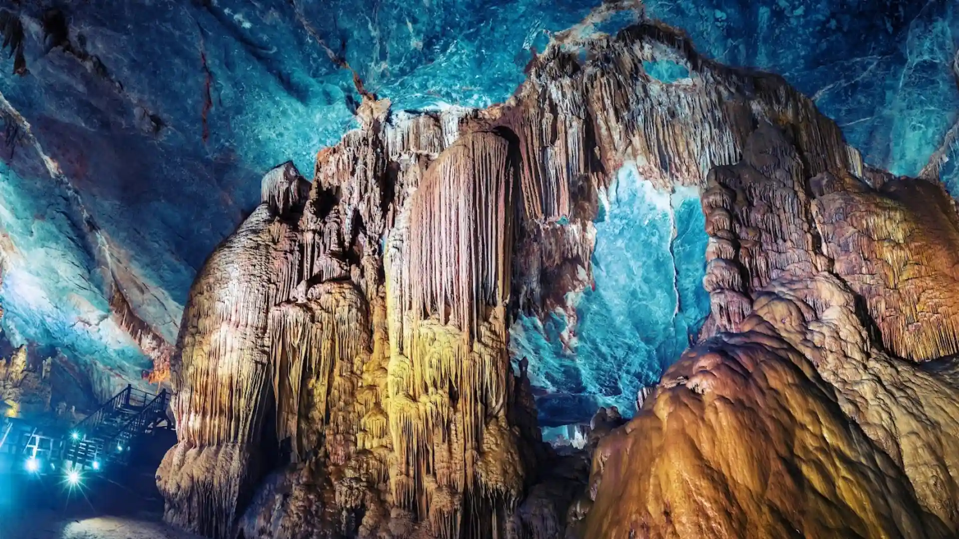 Thạch nhũ trong động Thiên Đường