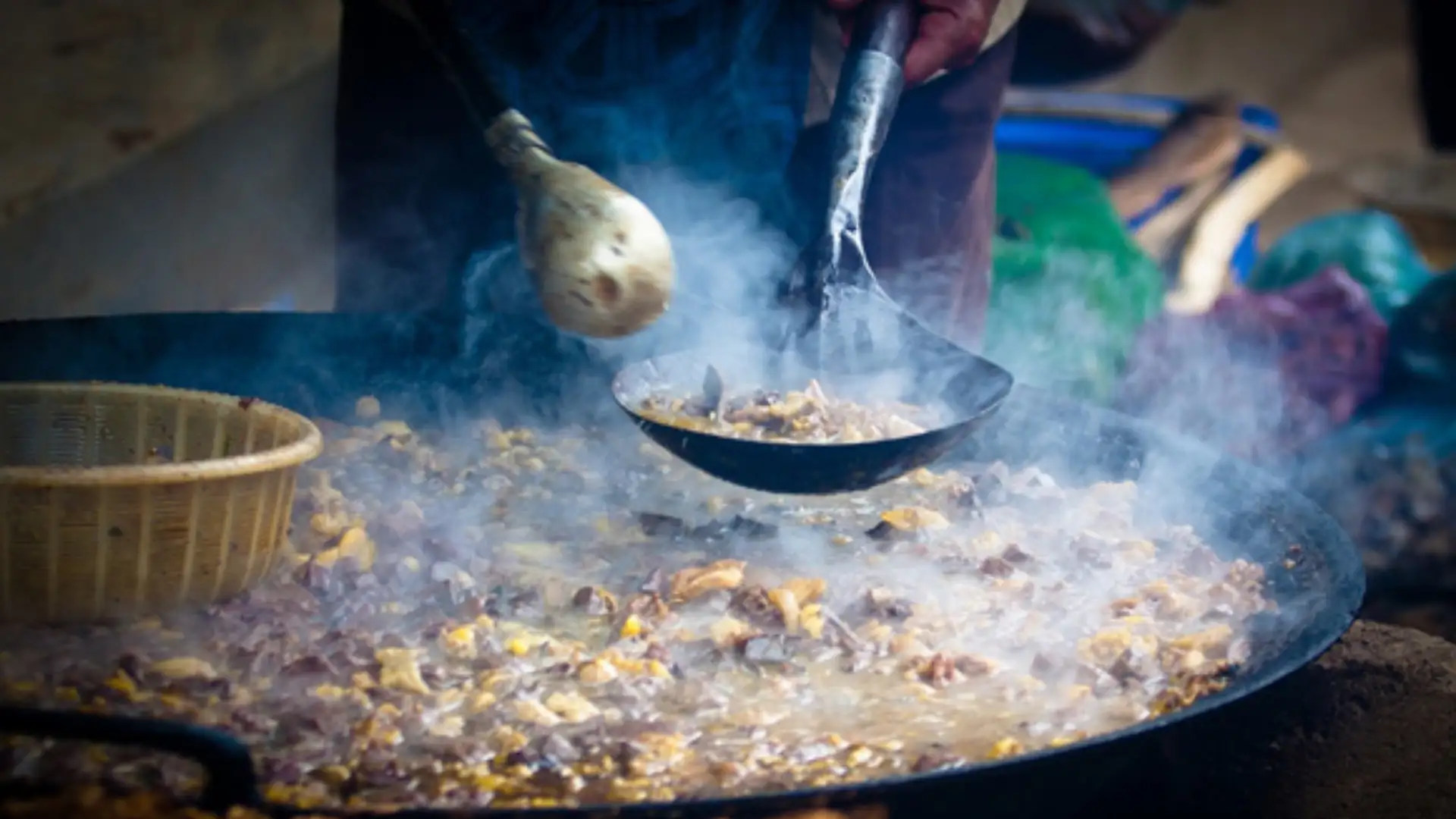 Chảo Thắng Cố nghi ngút khói