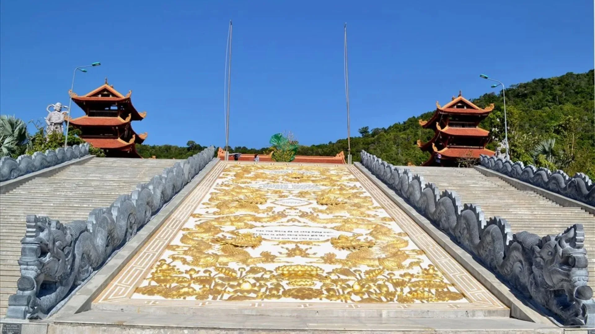 70 bậc thang đá rồng trước chính điện của Chùa Hộ Quốc
