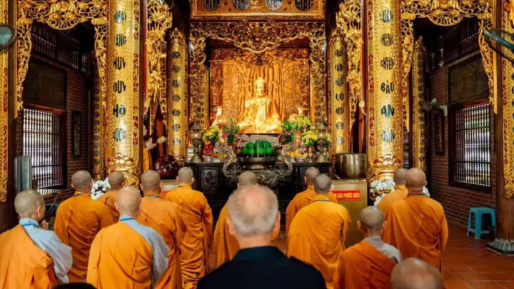 Không gian trang nghiêm của chính điện 