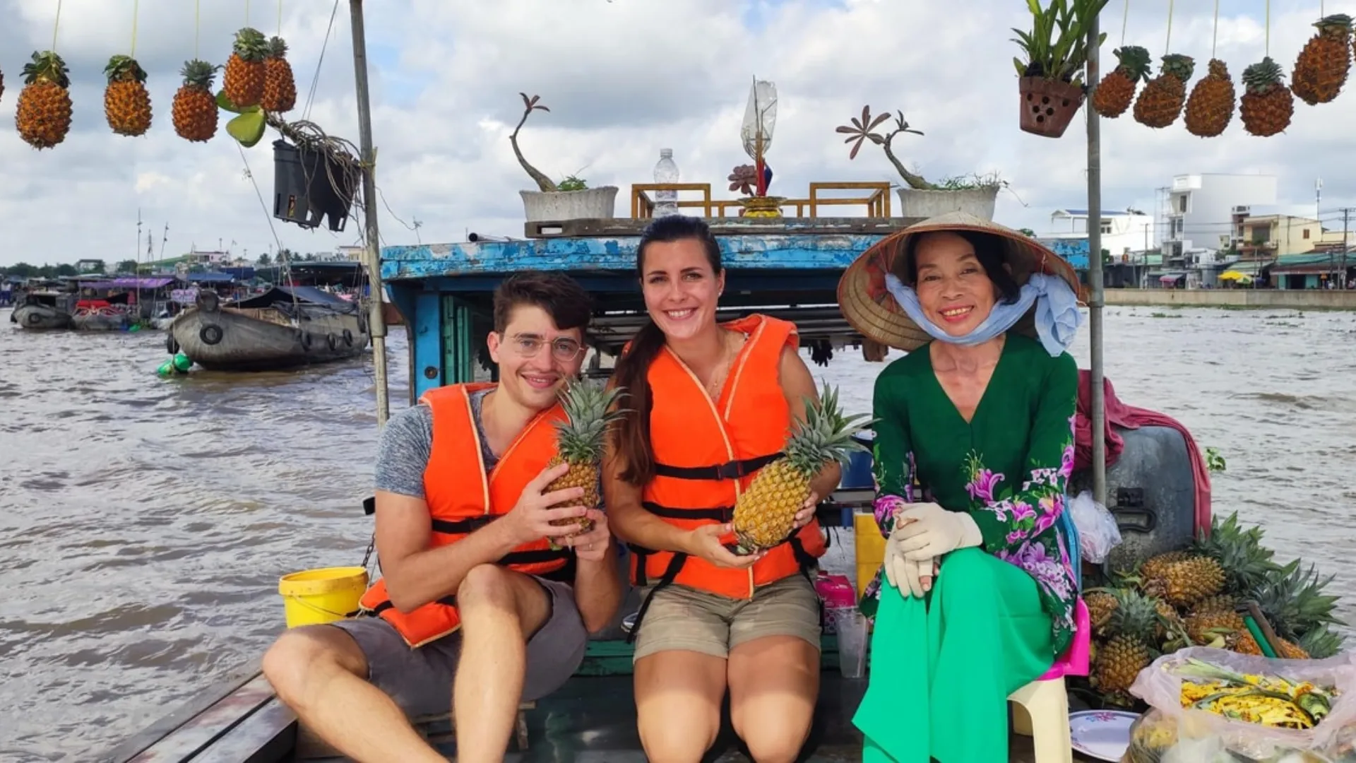 Nụ Cười Mê Kông và du khách check-in tại chợ nổi Phong Điền