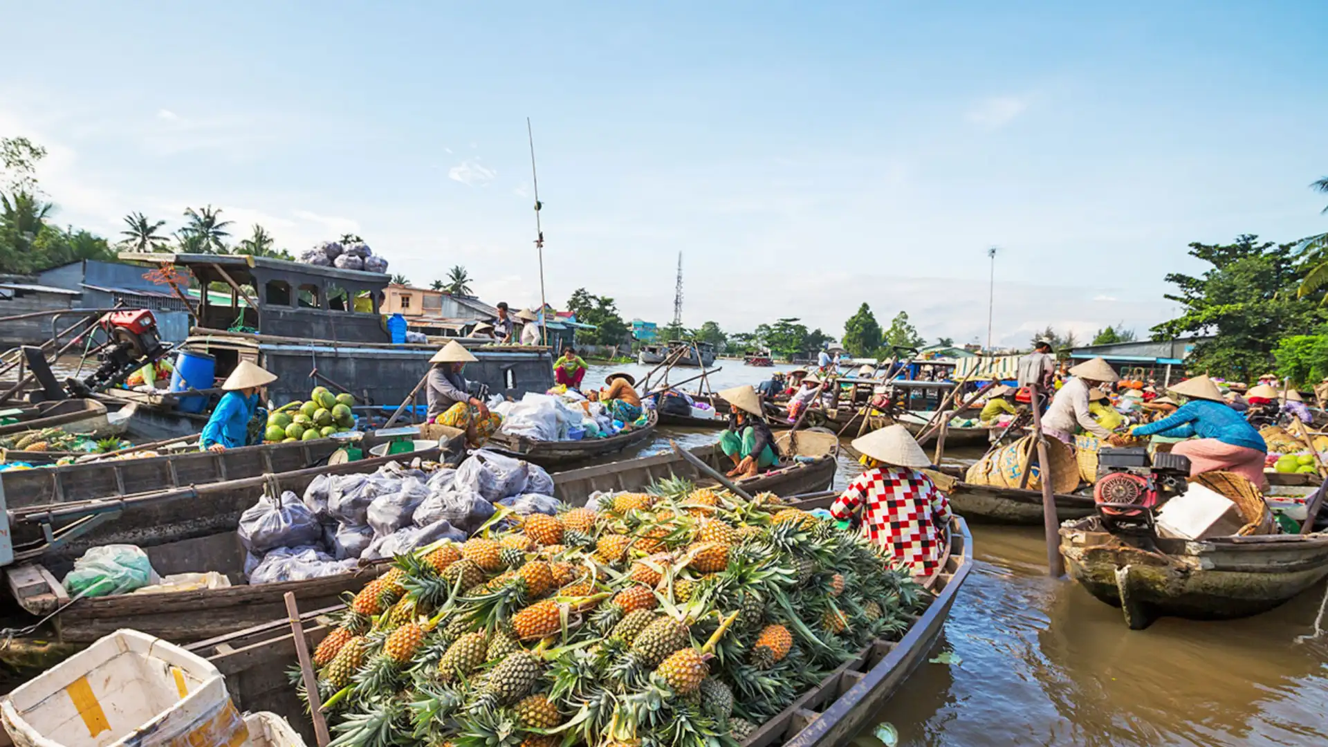 Nụ Cười Mê Kông và ghe thuyền bán hàng đông đúc 