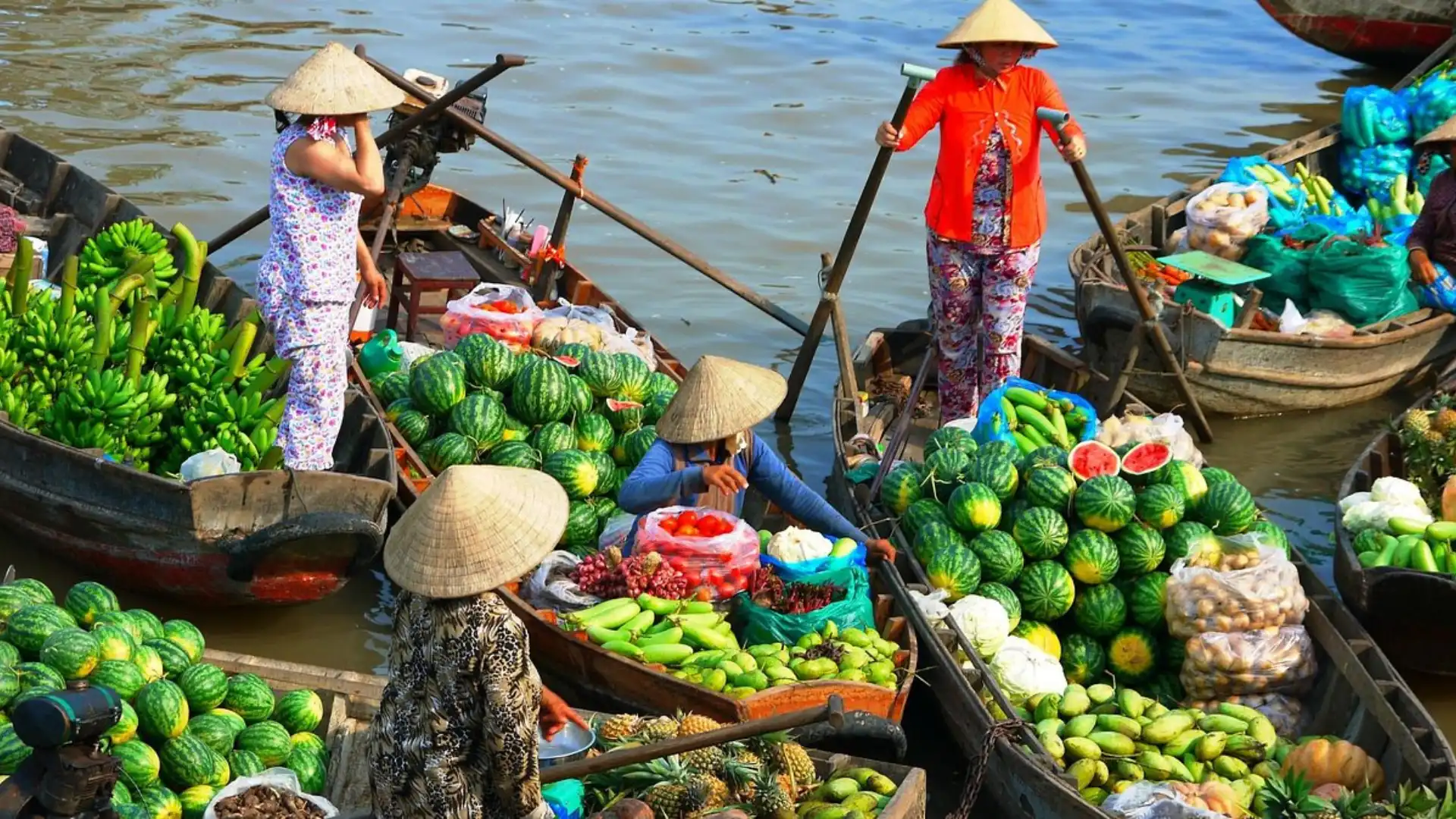 Nụ Cười Mê Kông và nông sản được bán đa dạng 