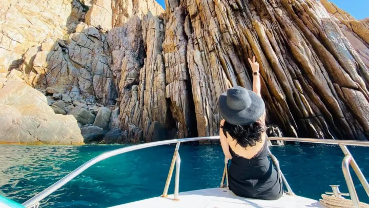Cano đưa du khách đến tham quan Hang Yến, trong lịch trình tour Vĩnh Hy của Nụ Cười Mê Kông