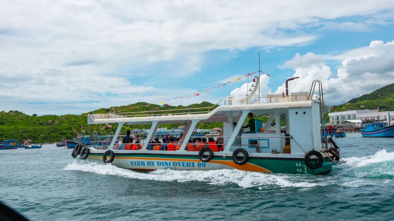Du khách chuẩn bị khởi hành tour cano khám phá vịnh Vĩnh Hy của Nụ Cười Mê Kông.