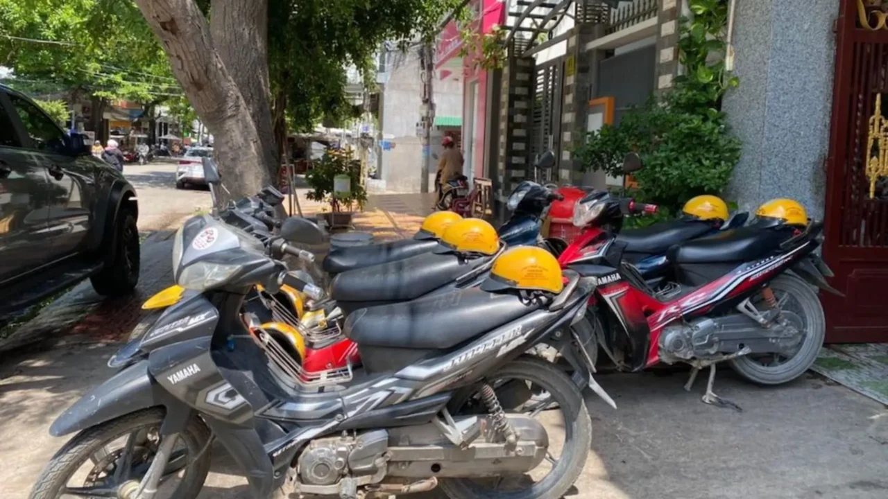 Xe máy được chuẩn bị sẵn trong combo du lịch Vĩnh Hy của Nụ Cười Mê Kông