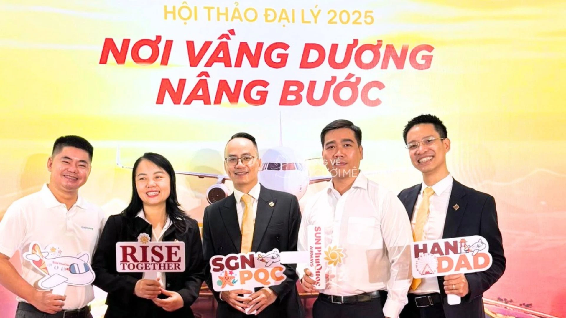 Đại diện Nụ Cười Mê Kông chụp ảnh cùng Sun PhuQuoc Airways trong lễ ký kết đại lý chính thức