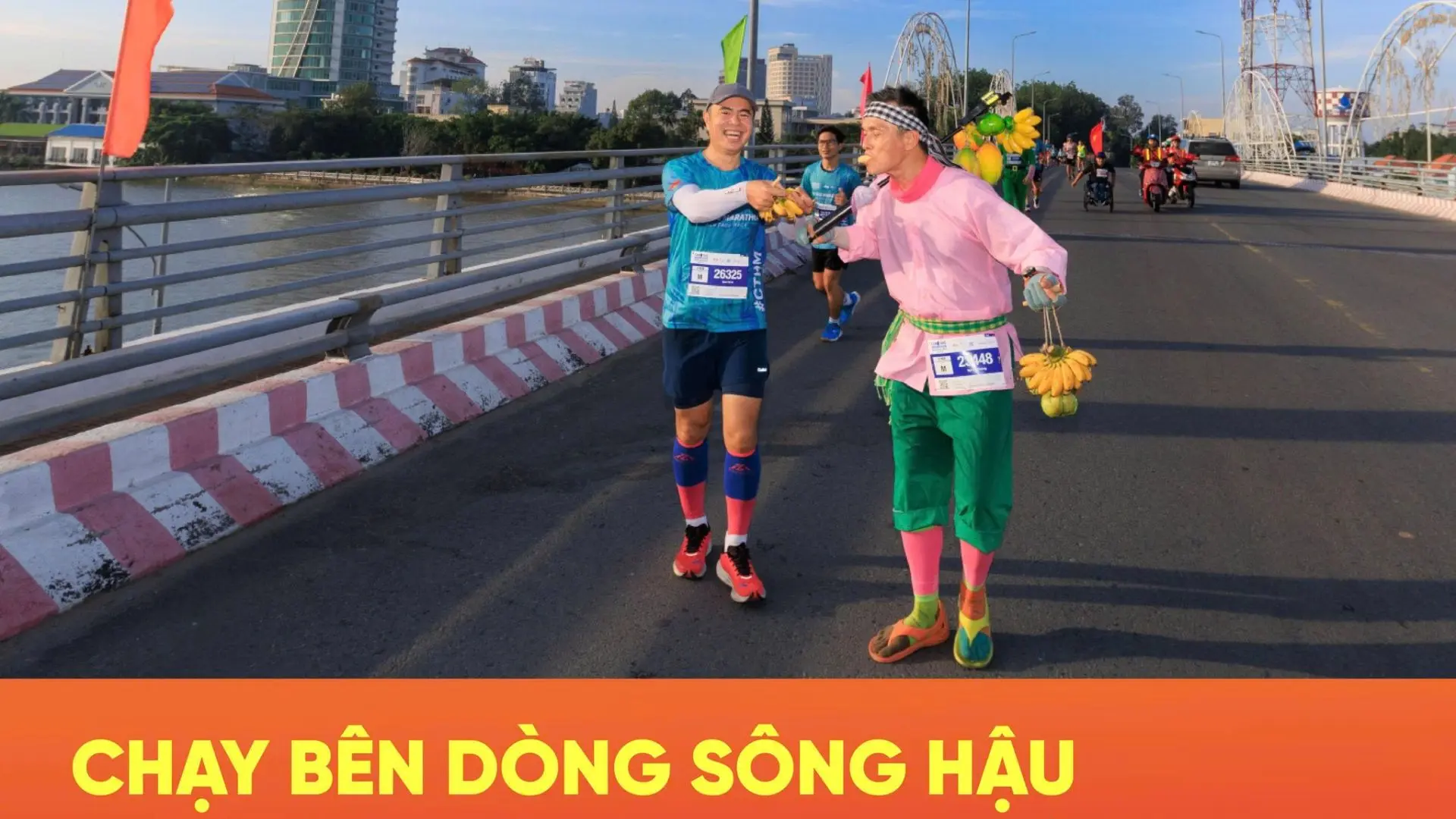 Vận động viên chạy marathon bên sông Hậu cùng Nụ Cười Mê Kông