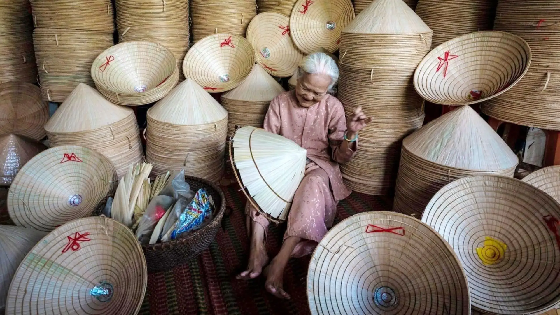 Nghệ nhân cao tuổi làm nón lá truyền thống tại làng nghề miền Tây Việt Nam