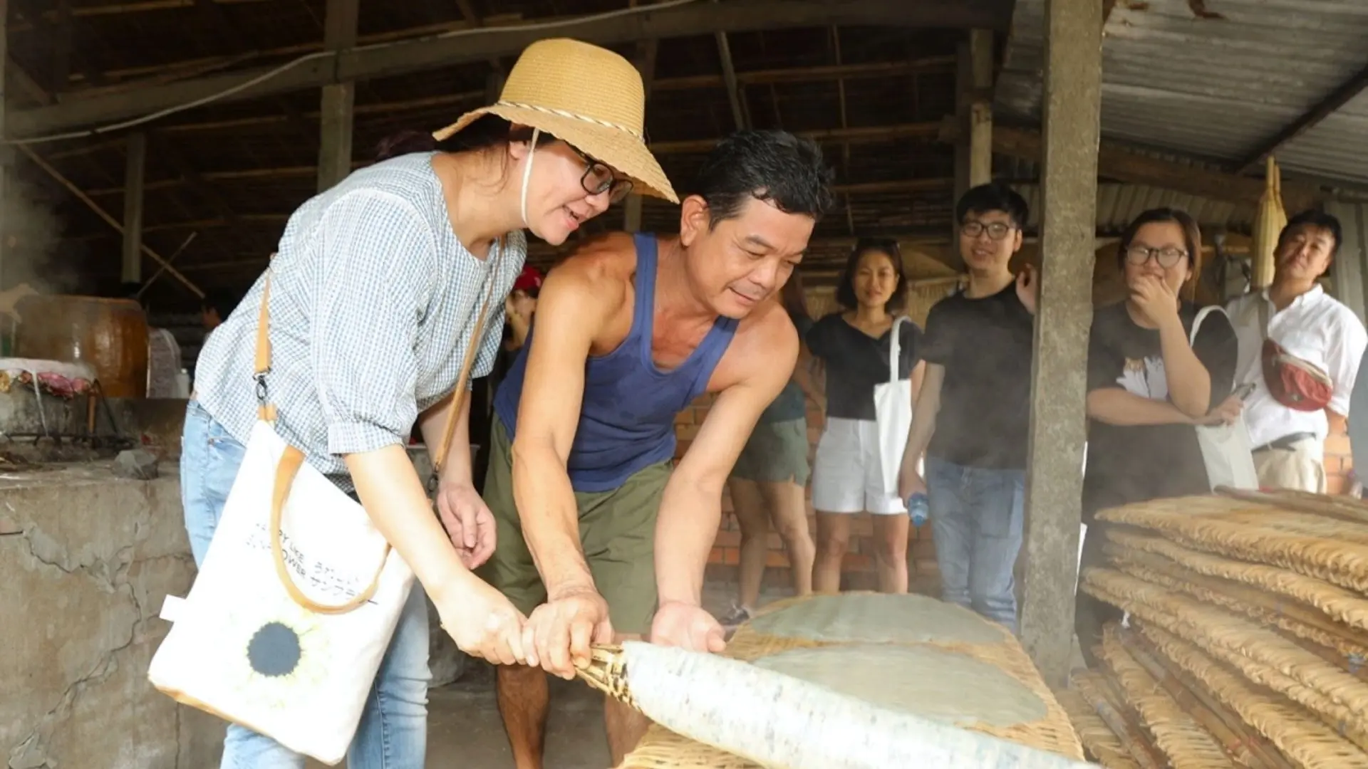 Du khách trải nghiệm làm hủ tiếu tại nhà dân địa phương
