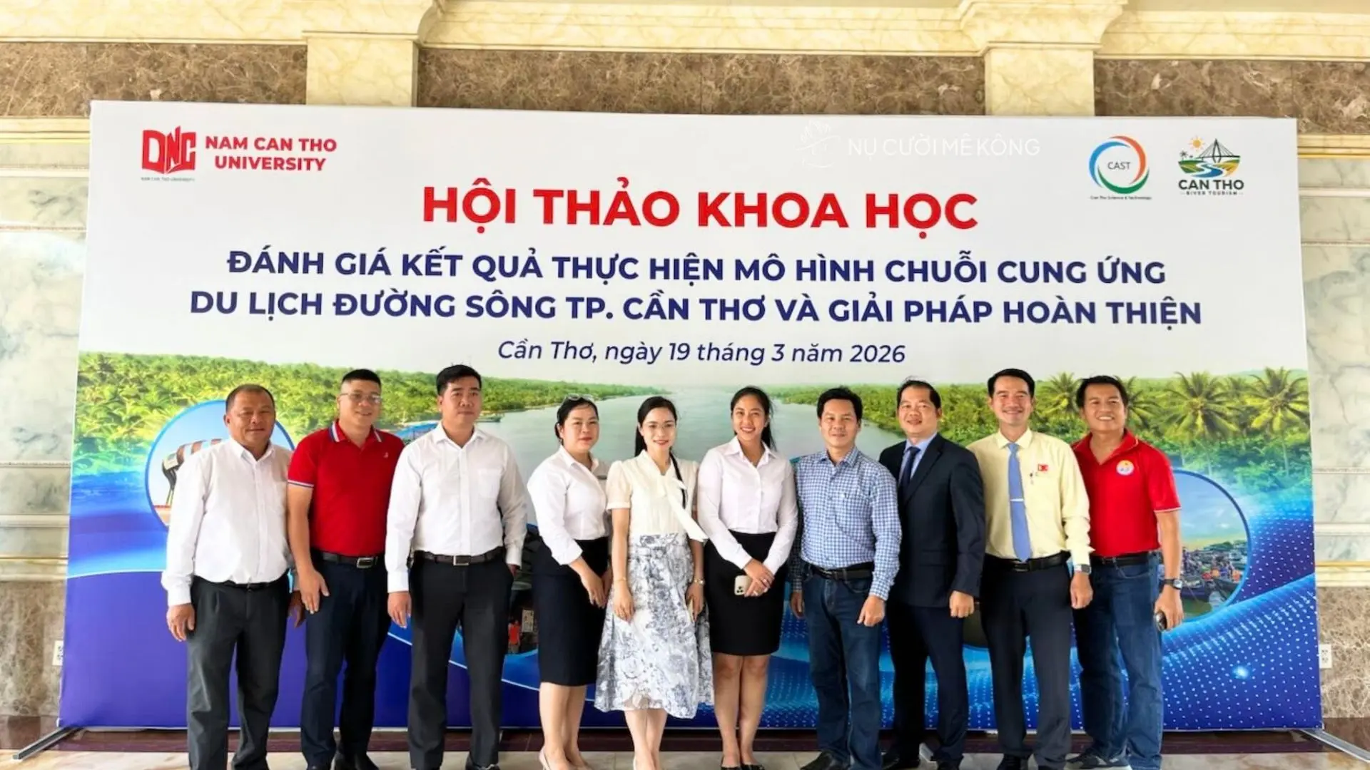 Đại diện các đơn vị trên sân khấu Hội thảo du lịch đường sông Nụ Cười Mê Kông tại Cần Thơ
