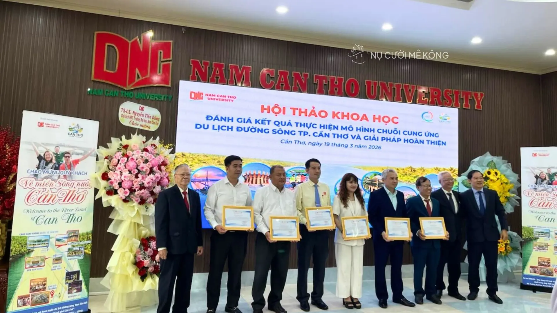 Lễ trao bằng khen cho đối tác cộng đồng tại Hội thảo du lịch đường sông Nụ Cười Mê Kông