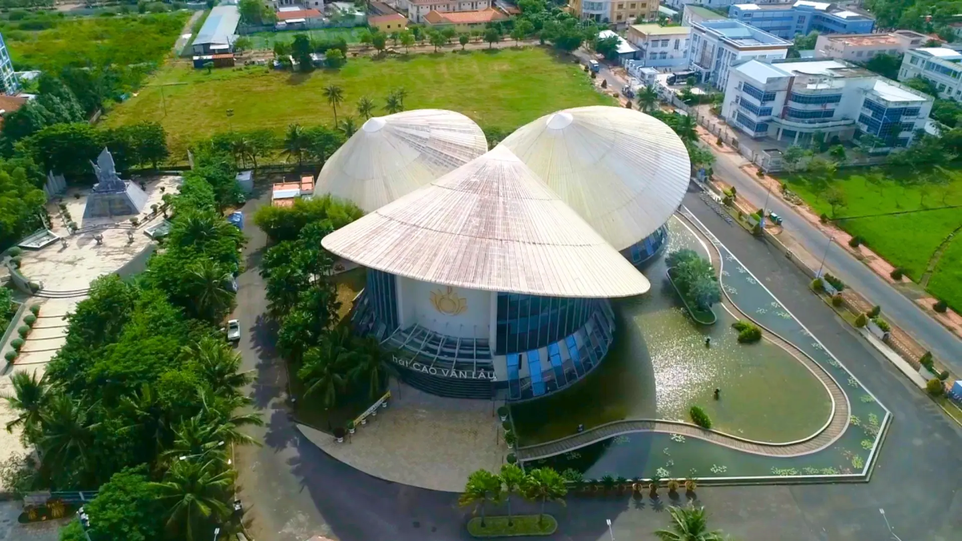 Cấu trúc ba khối nón lá của nhà hát Cao Văn Lầu