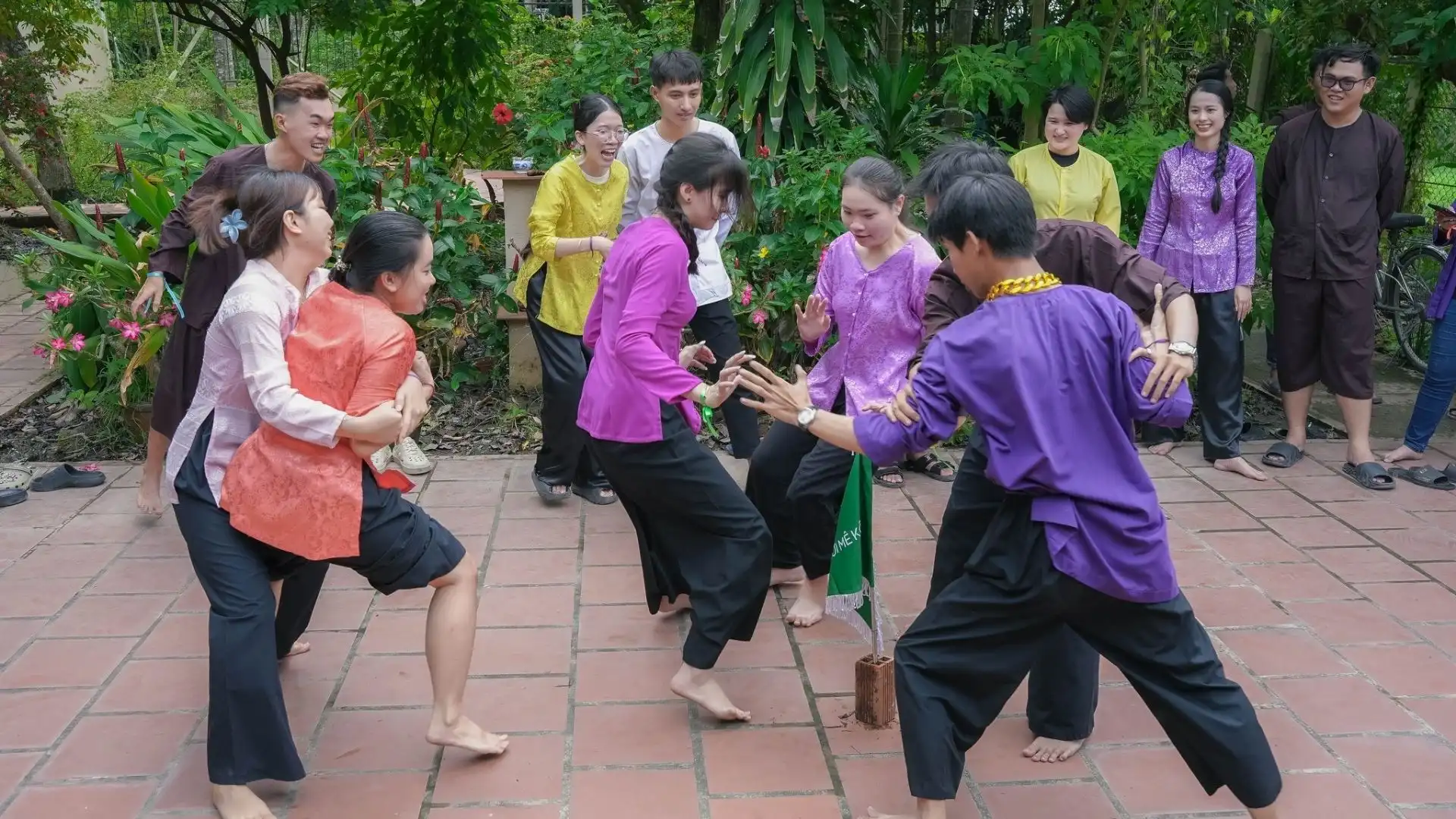 Du khách tham gia hoạt động văn hóa truyền thống dưới sự kiện ra mắt phòng R&D của Nụ Cười Mê Kông