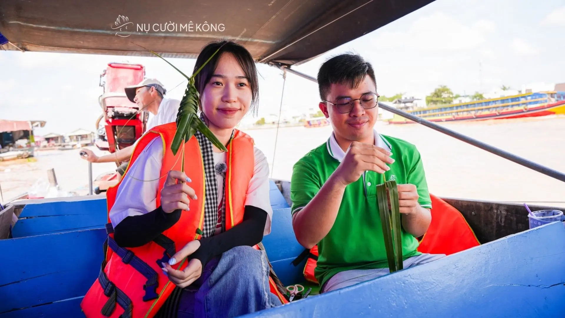 Du khách trải nghiệm du thuyền trên sông tại miền Tây trong tour của Nụ Cười Mê Kông