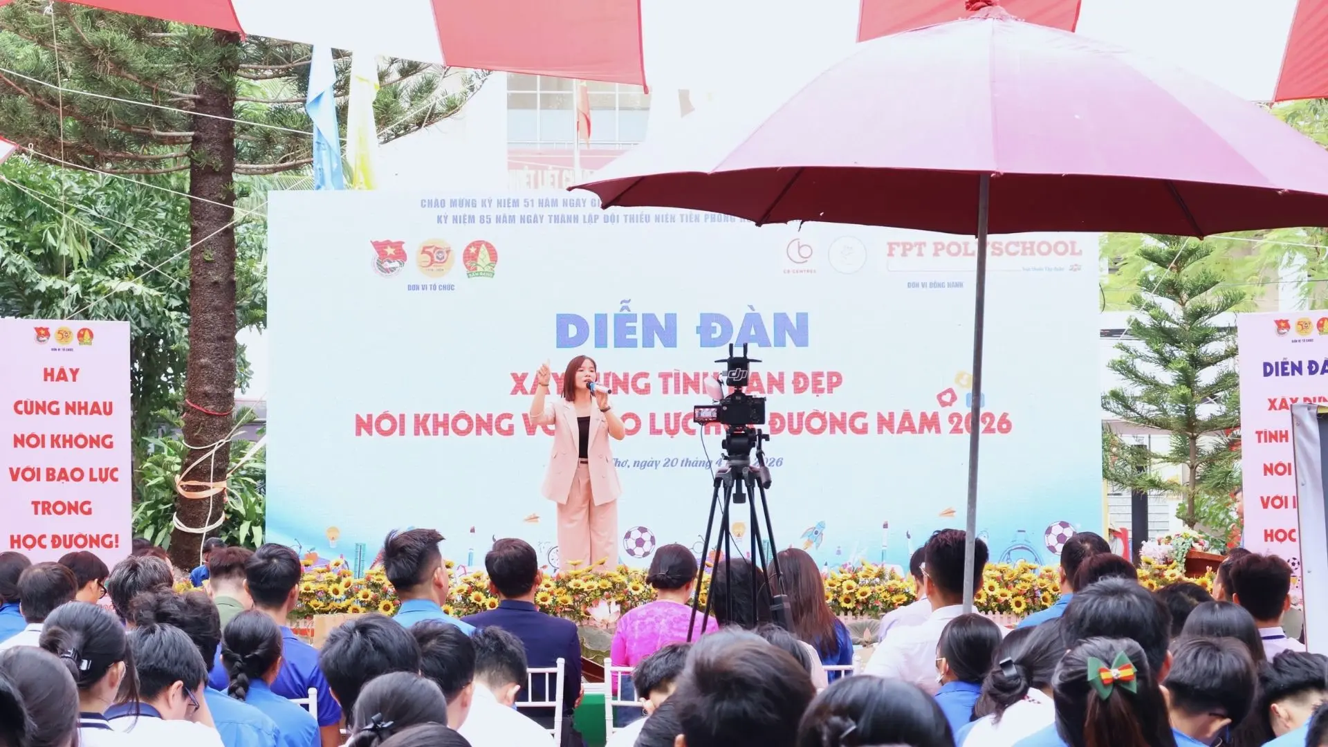 Sân khấu diễn đàn Xây dựng tình bạn đẹp tại miền Nam Việt Nam