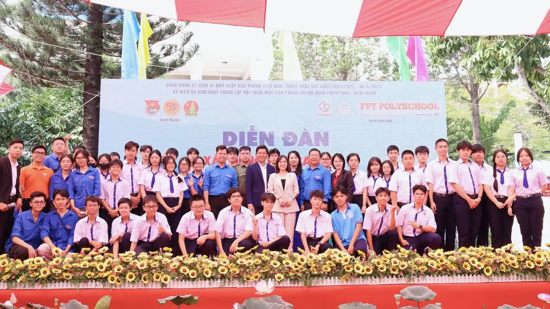 Chụp ảnh lưu niệm dự án cộng đồng Xây dựng tình bạn đẹp