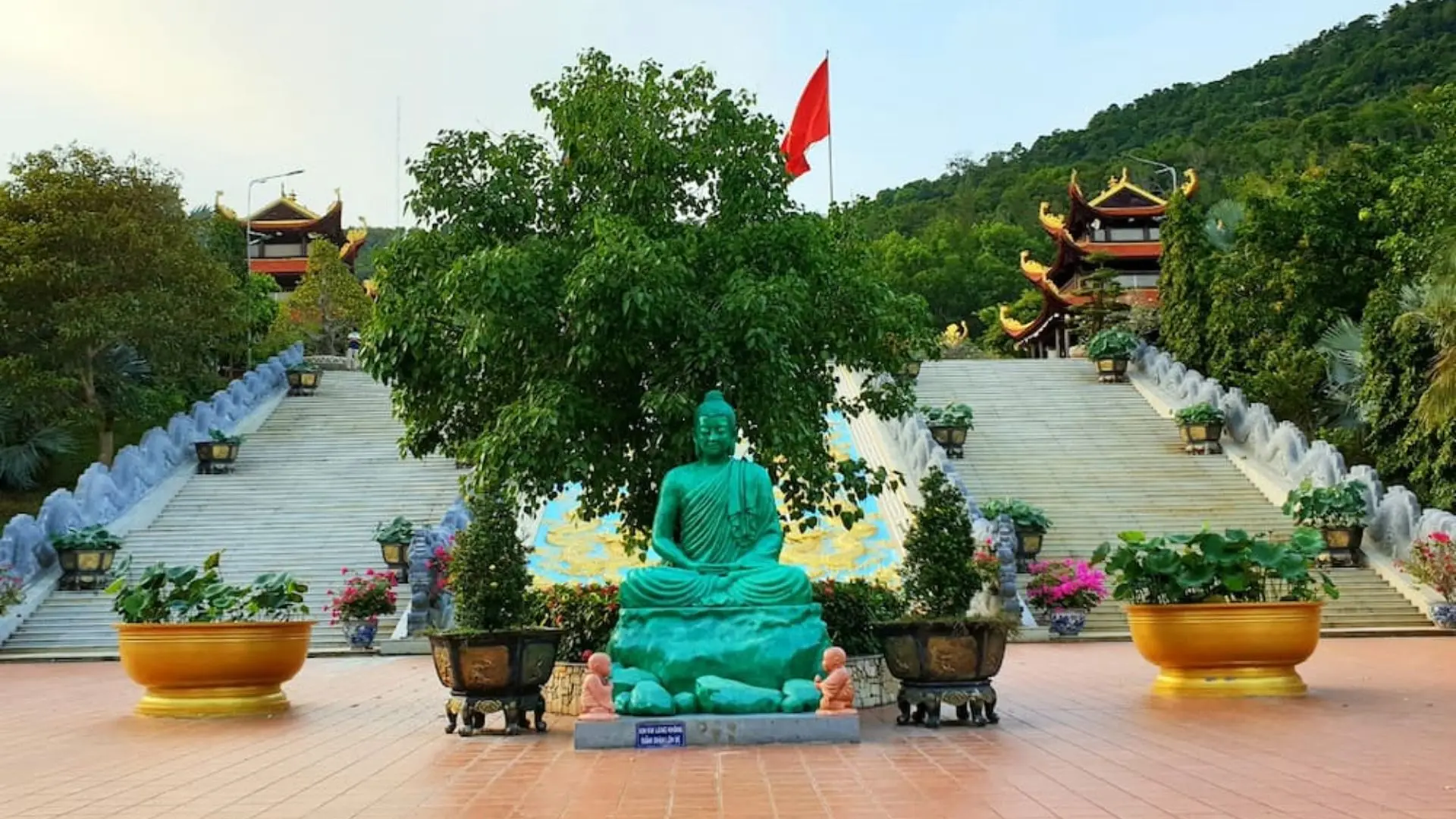 Không gian thiên tỉnh rộng rãi trước cổng Chùa Hộ Quốc