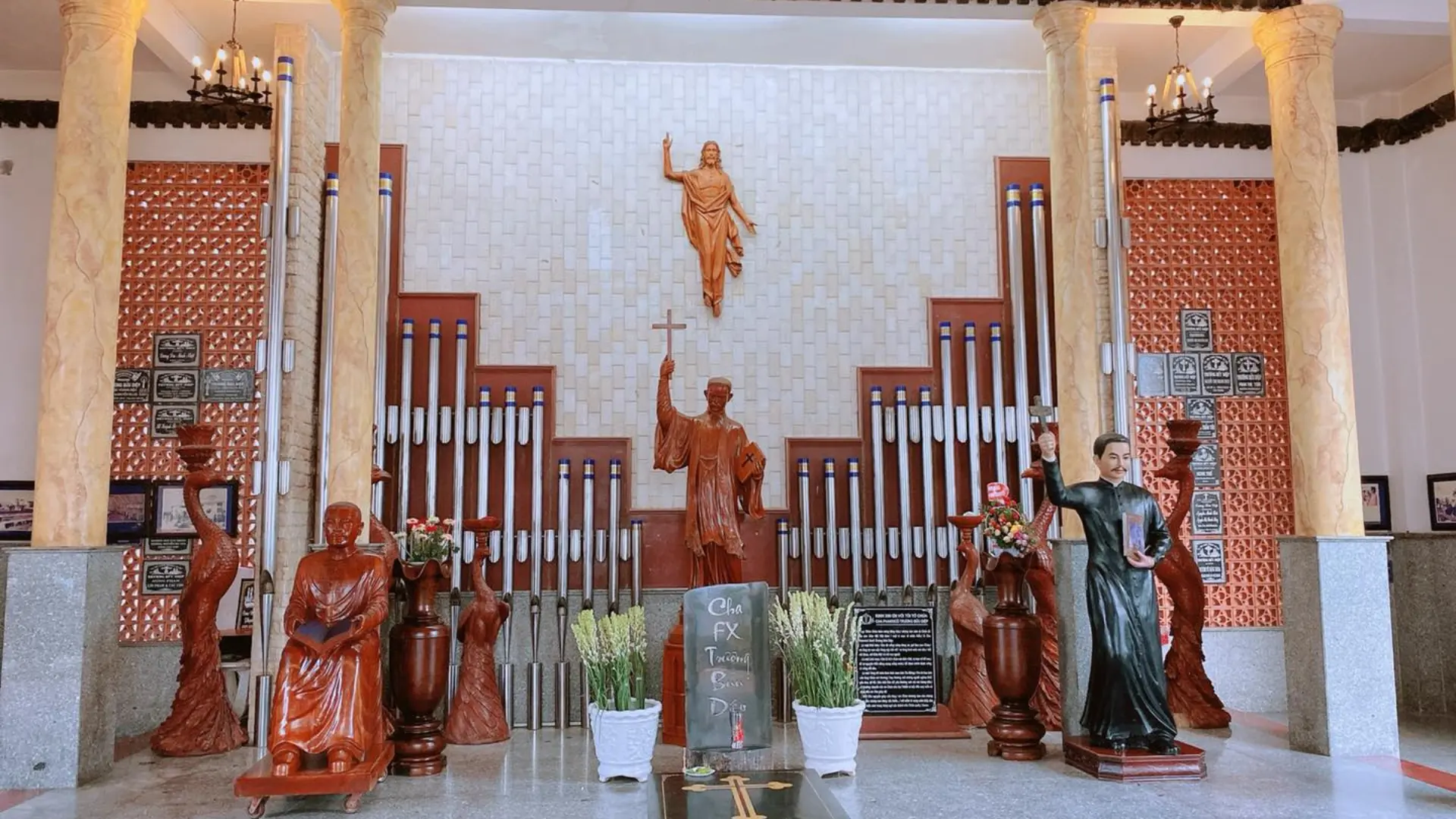Nụ Cười Mê Kông và khu thăm viếng mộ Cha Diệp 
