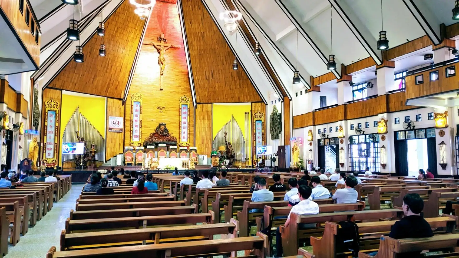Nụ Cười Mê Kông và thánh đường Tắc Sậy 