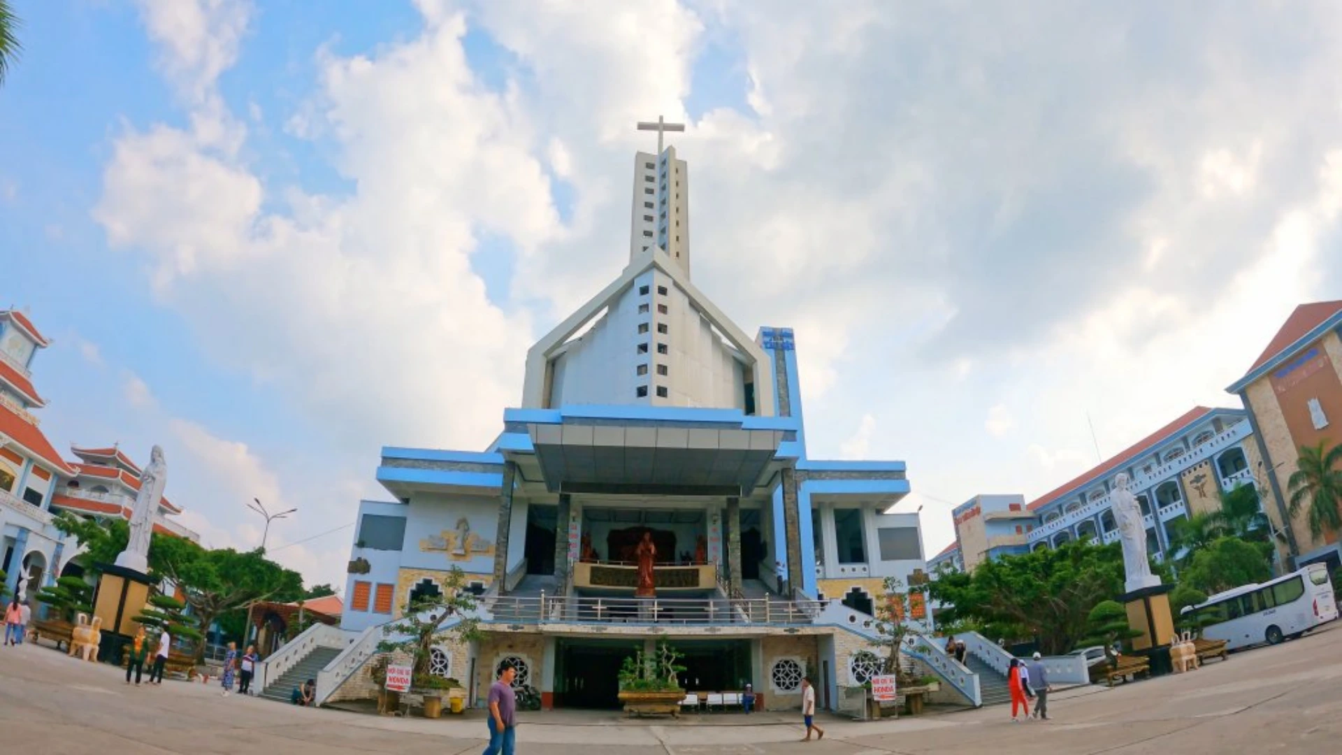 Nụ Cười Mê Kông và hình ảnh mặt trước nhà thờ Tắc Sậy 