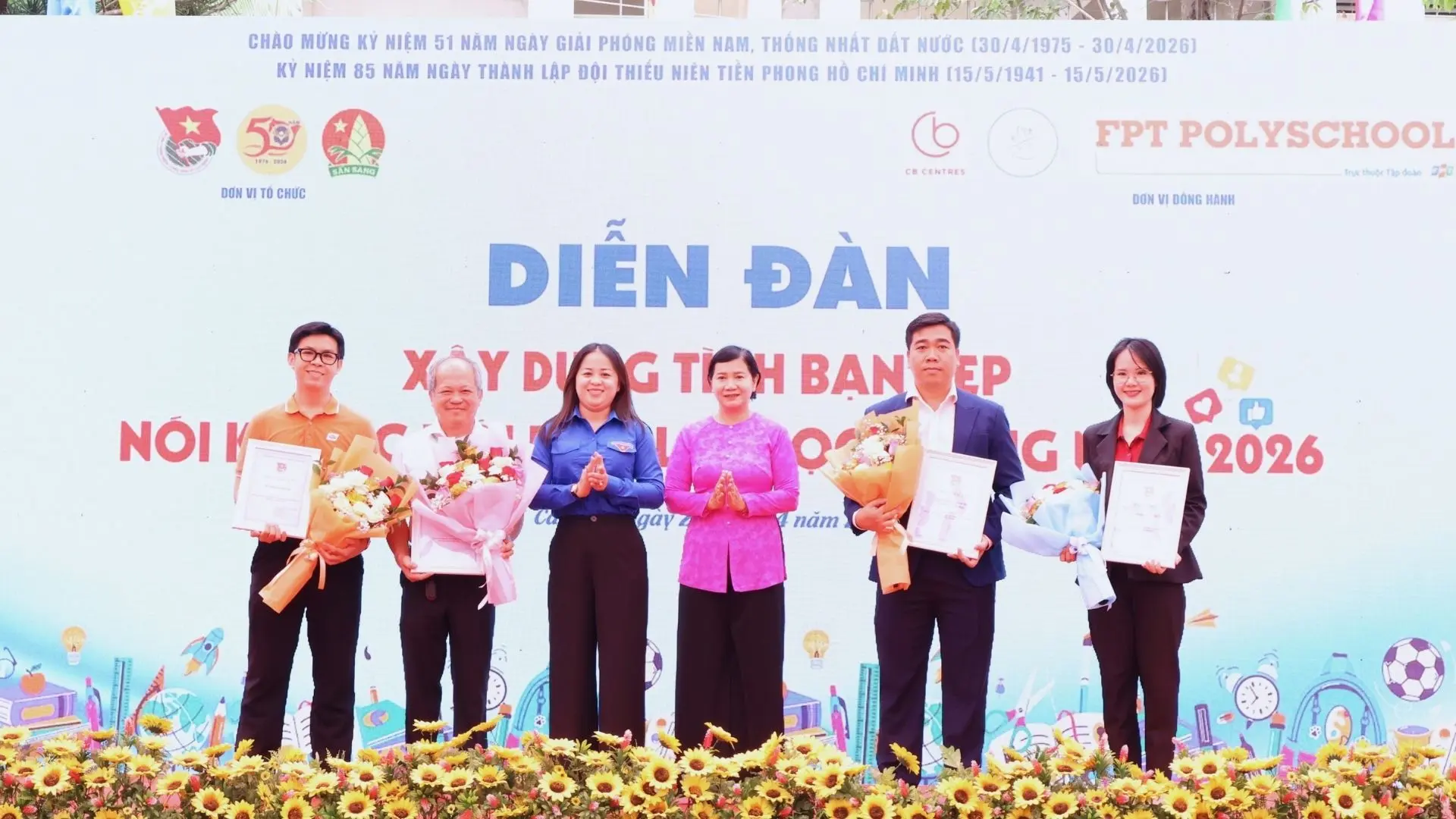 Đại diện Nụ Cười Mê Kông nhận hoa tri ân tại diễn đàn Xây dựng tình bạn đẹp