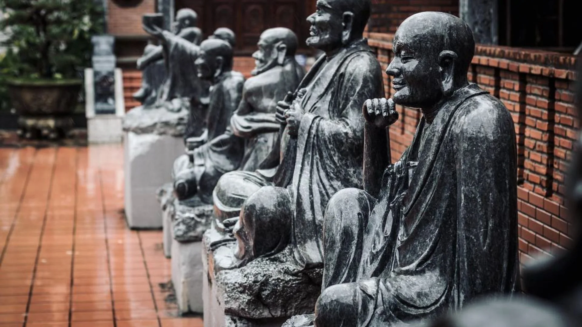 Tượng đá 18 vị La Hán nằm xung quanh Chính điện