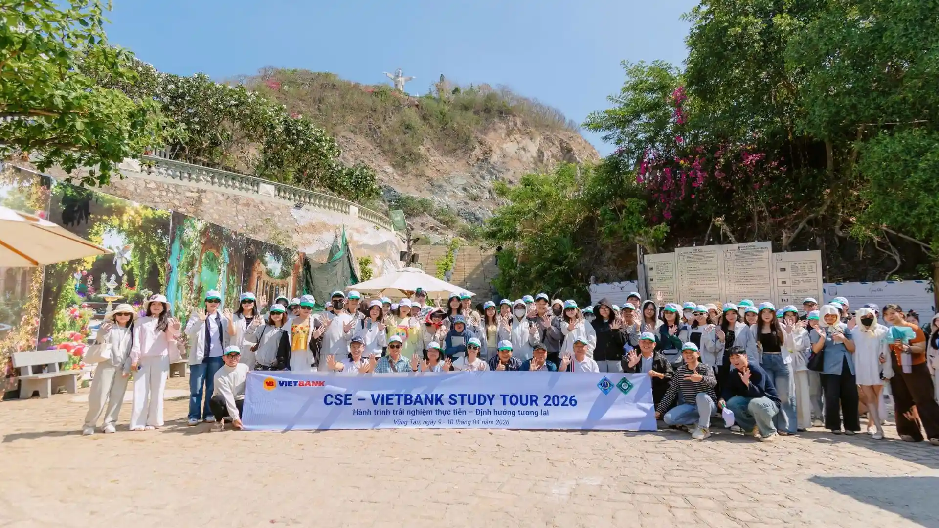 Tập thể đoàn chụp ảnh cùng banner Vietbank Study Tour tại khu vực Núi Nhỏ Vũng Tàu