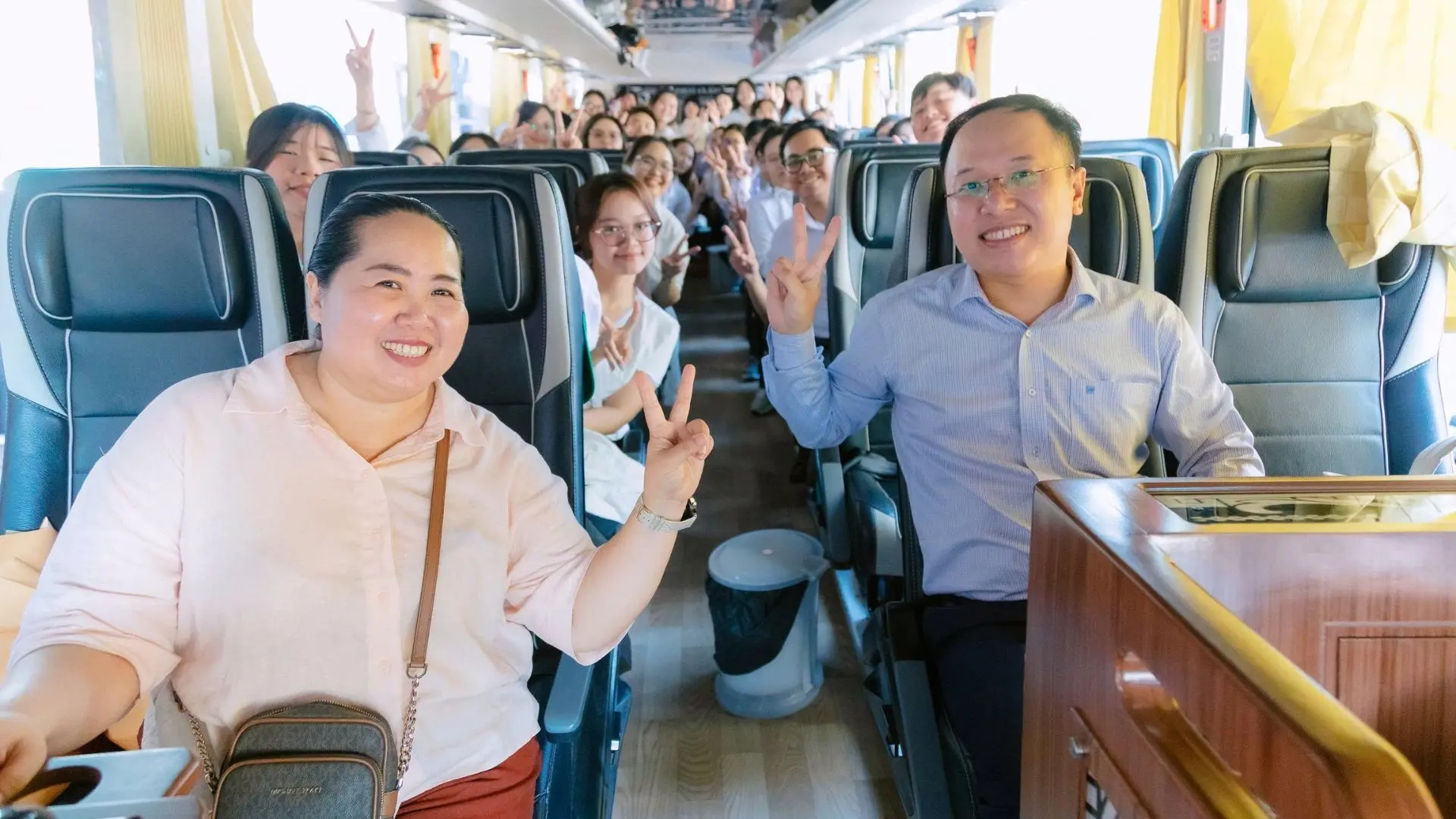 Buổi giao lưu trực tiếp giữa sinh viên và cán bộ nhân viên tại điểm đến của hành trình Vietbank Study Tour