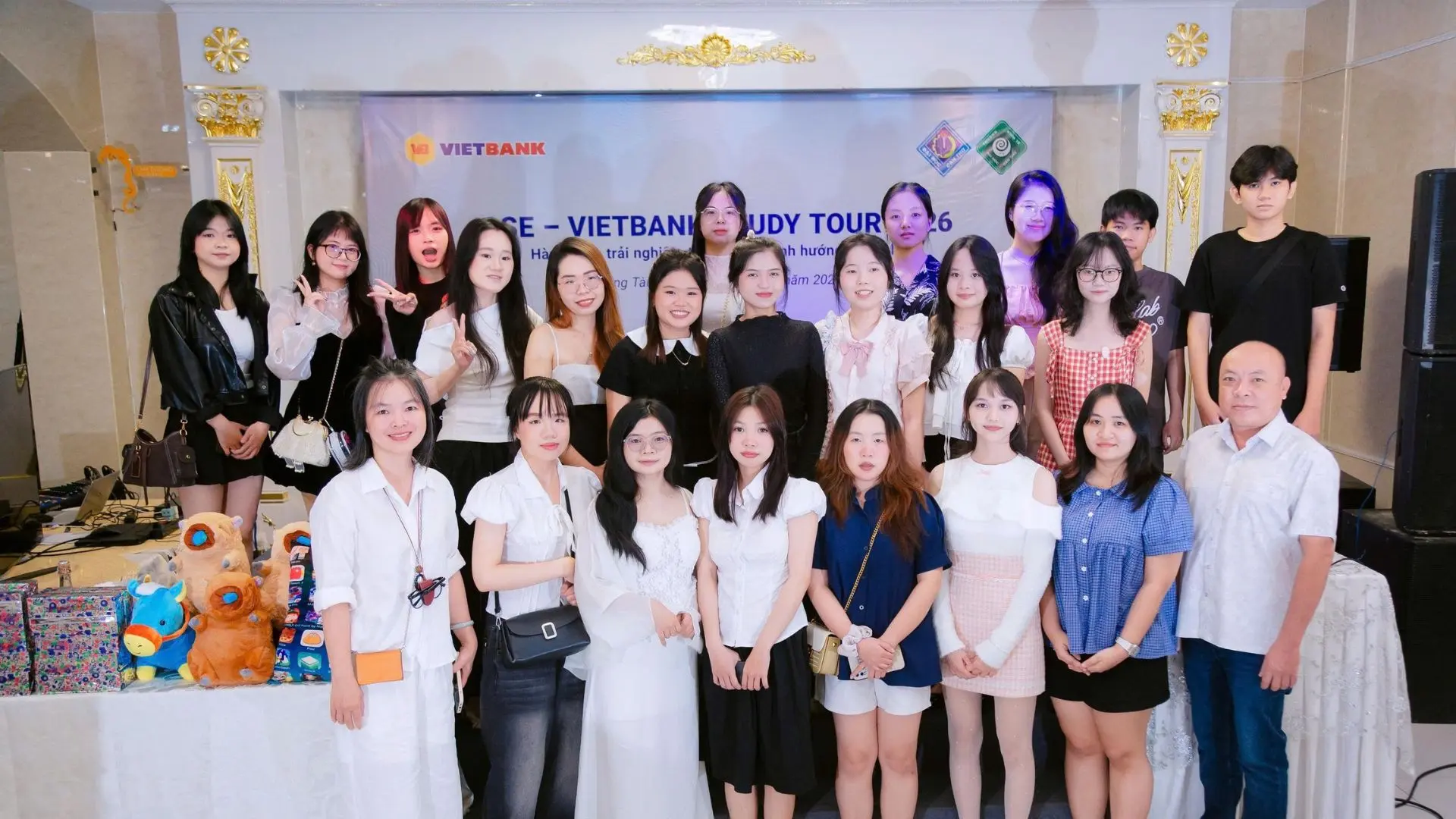Tập thể đoàn chụp ảnh tại sân khấu đêm Gala Dinner Vietbank Study Tour 2026