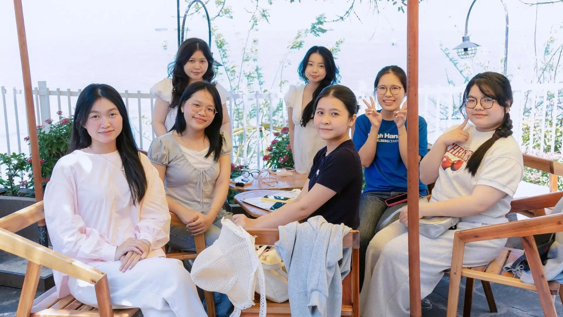 Sinh viên giao lưu trong hành trình học tập