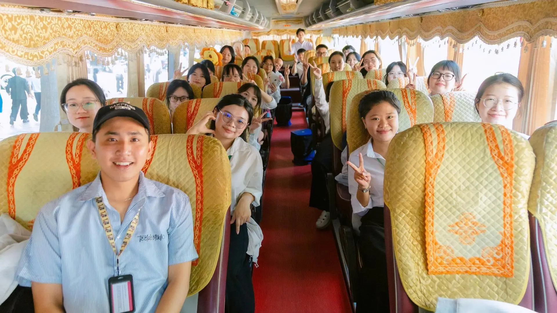 Không gian bên trong xe du lịch đời mới phục vụ đoàn Vietbank Study Tour 2026