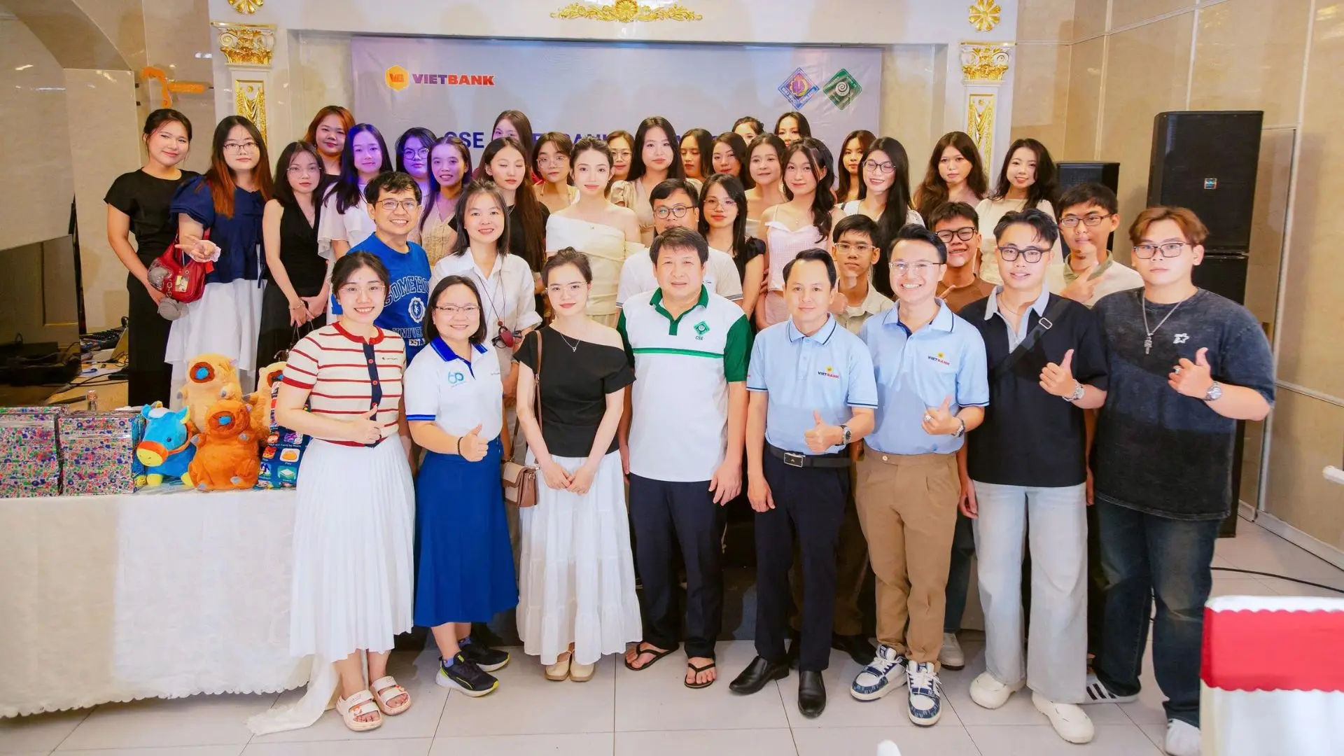 Toàn đoàn chụp ảnh kỷ niệm tại đêm tiệc kết thúc chuyến hành trình học tập thực tế