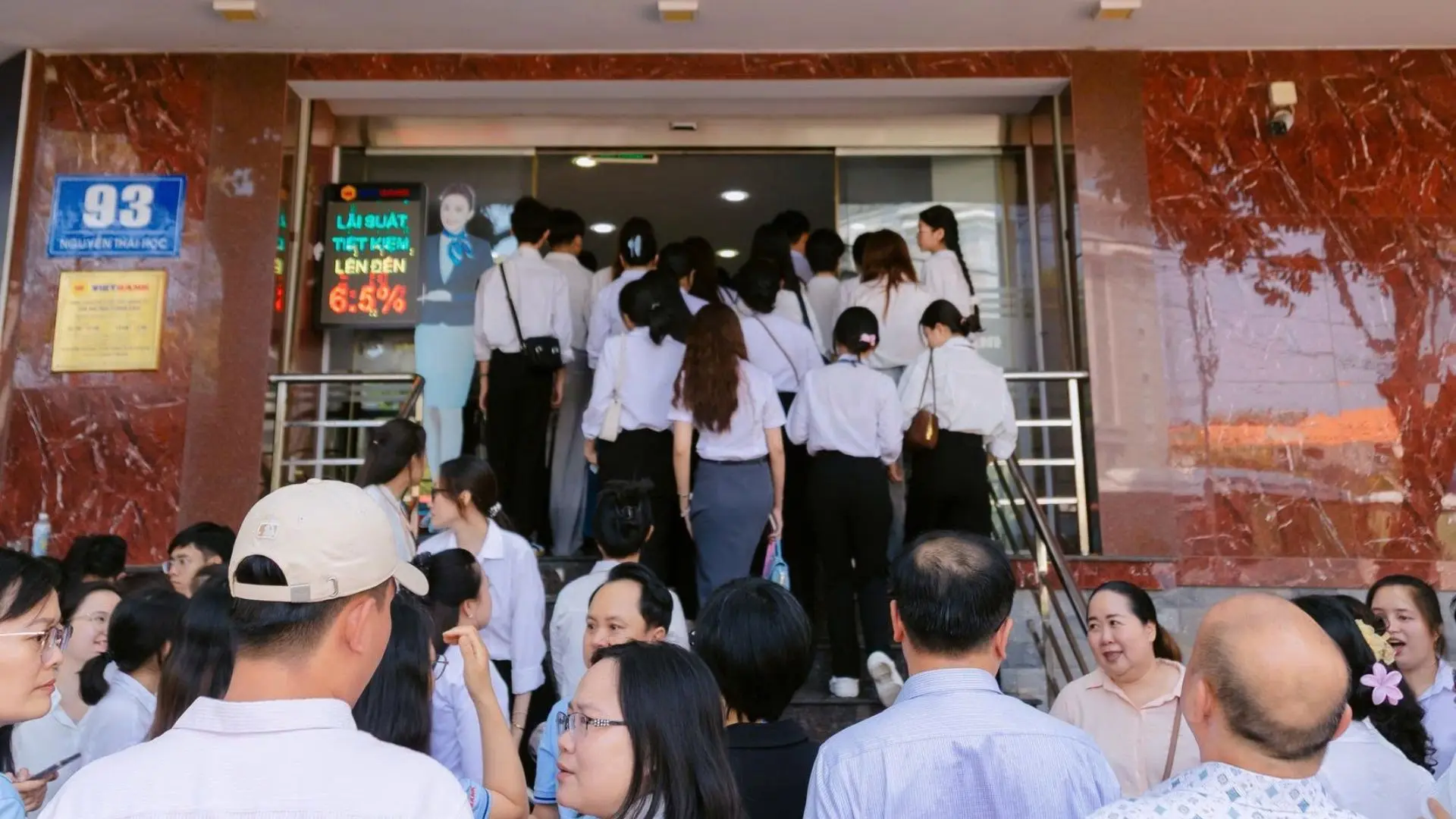 Đoàn sinh viên tham gia buổi kiến tập thực tế tại văn phòng doanh nghiệp trong tour đoàn