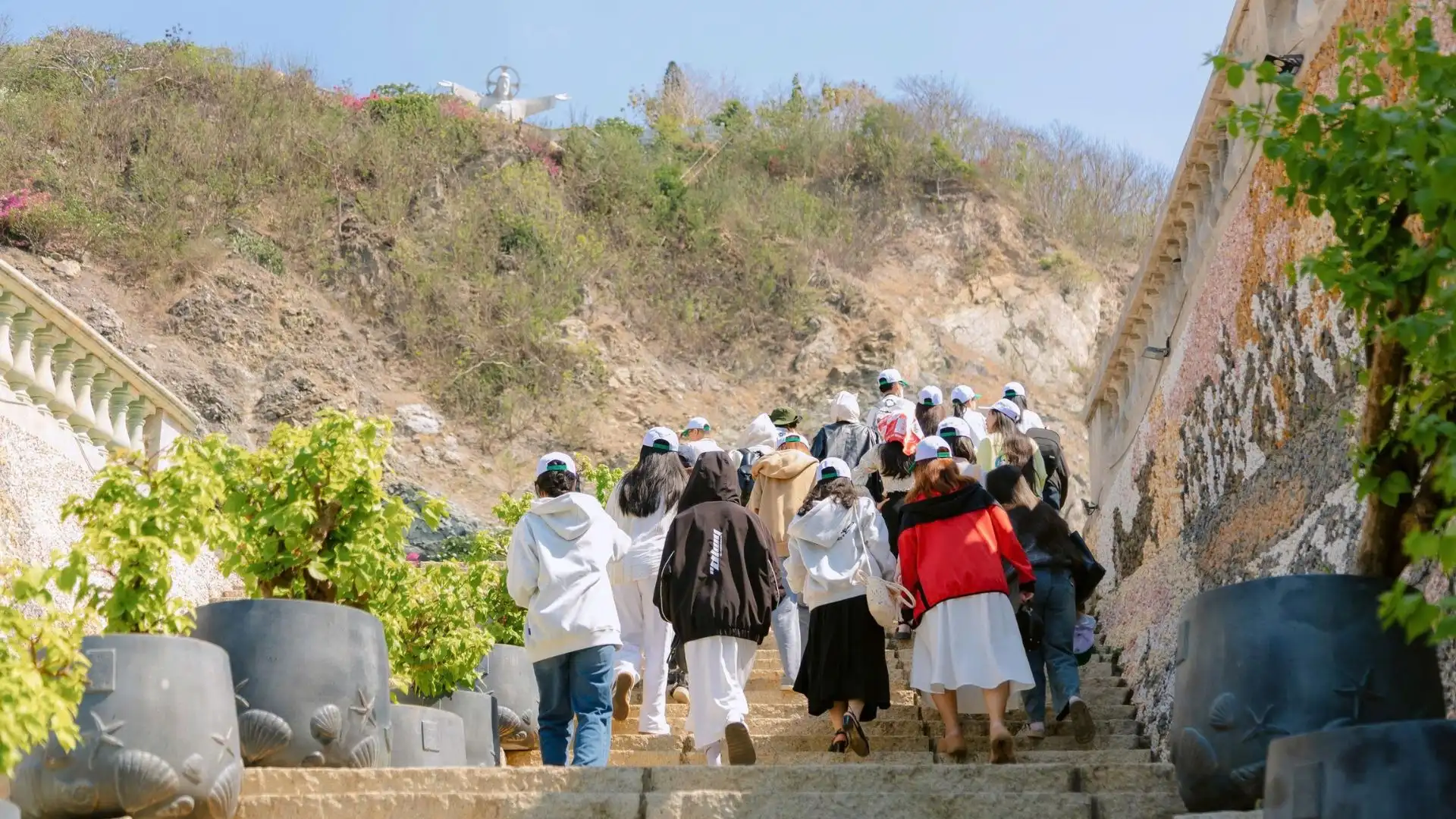 Sinh viên tham quan Núi Nhỏ Vũng Tàu trong Tour Vietbank Study
