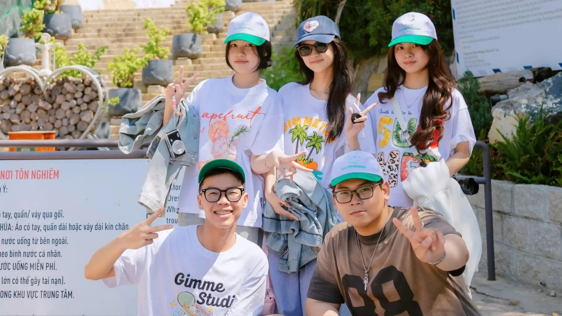 Nhóm sinh viên đội mũ đồng phục check-in tươi tắn trong chuyến Vietbank Study Tour