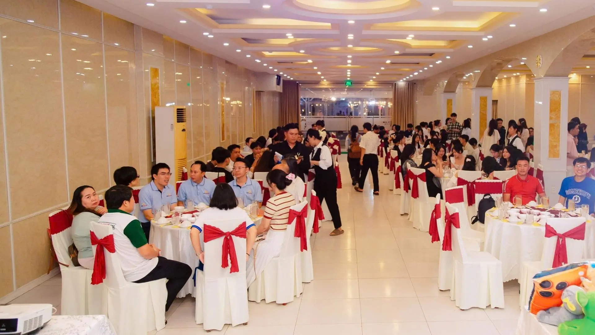 Toàn cảnh không gian nhà hàng tổ chức tiệc Gala cho đoàn Vietbank Study Tour