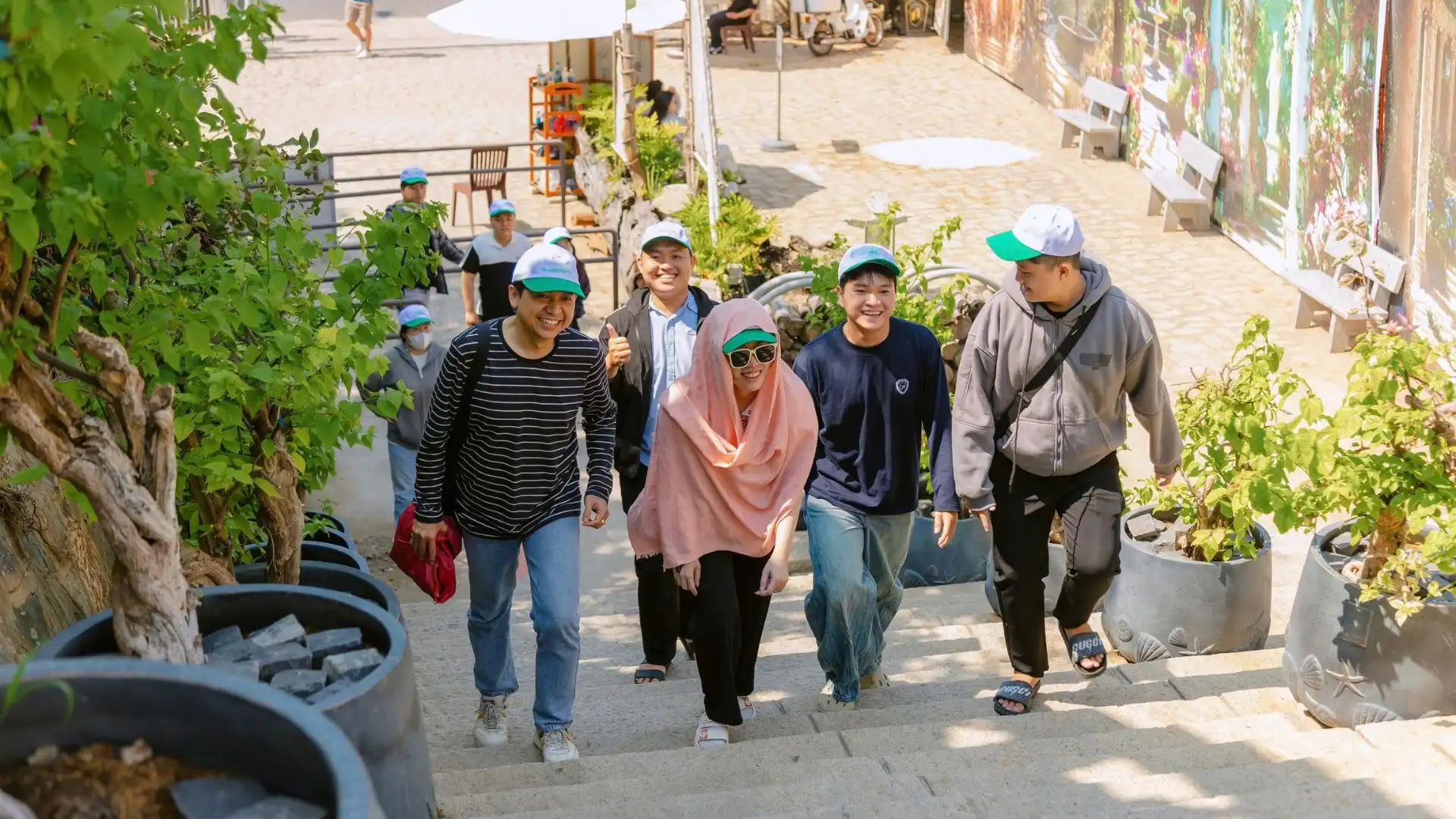 Sinh viên tham gia hoạt động đi bộ trải nghiệm thực tế tại các điểm tham quan ở Vũng Tàu