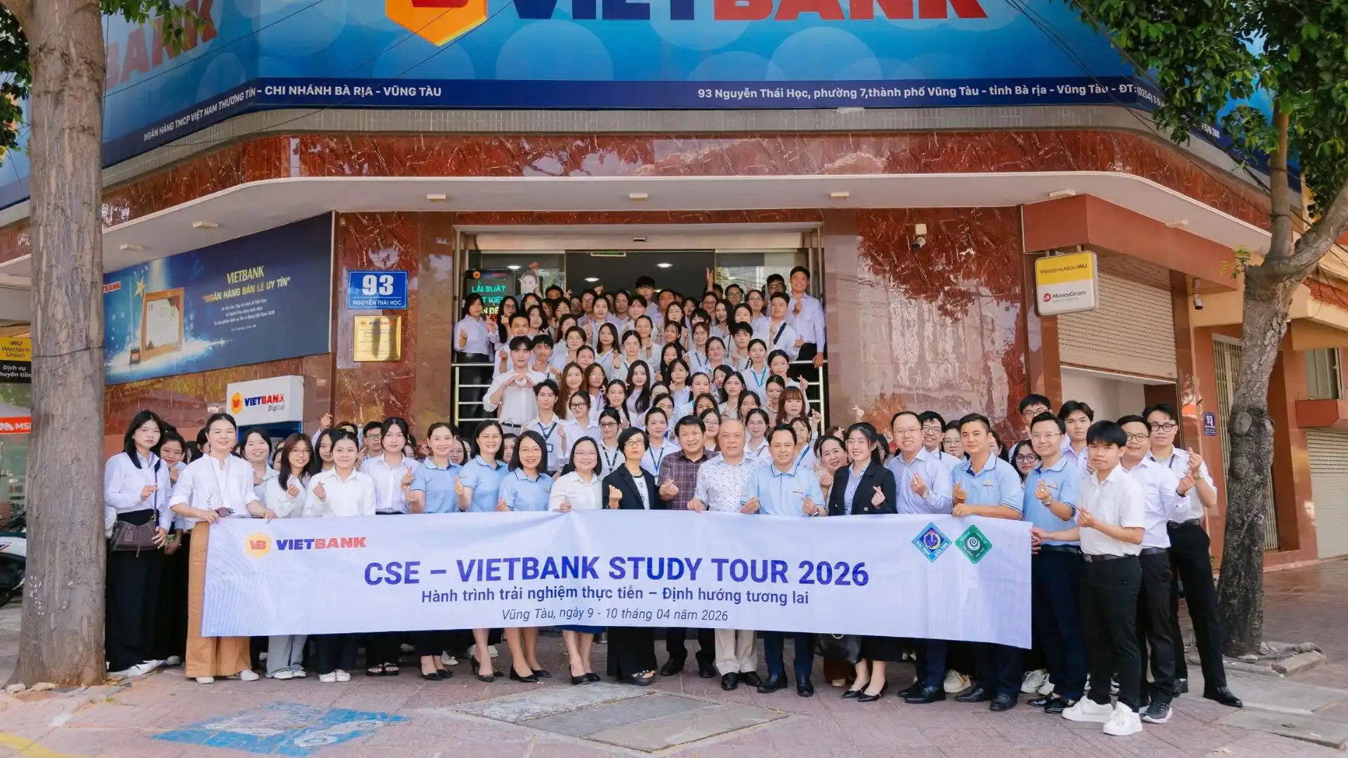 Đoàn Vietbank Study Tour tham quan và chụp ảnh lưu niệm tại trụ sở ngân hàng Vietbank