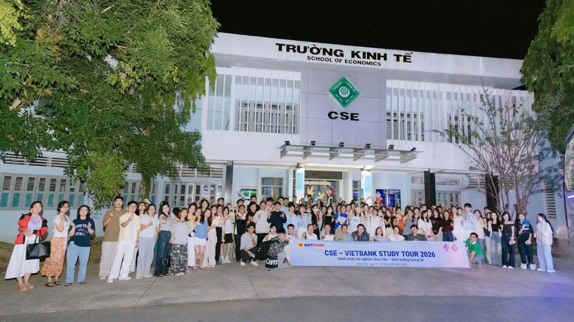 Tập thể sinh viên tại trường Kinh tế TP.HCM sẵn sàng cho hành trình Vietbank Study